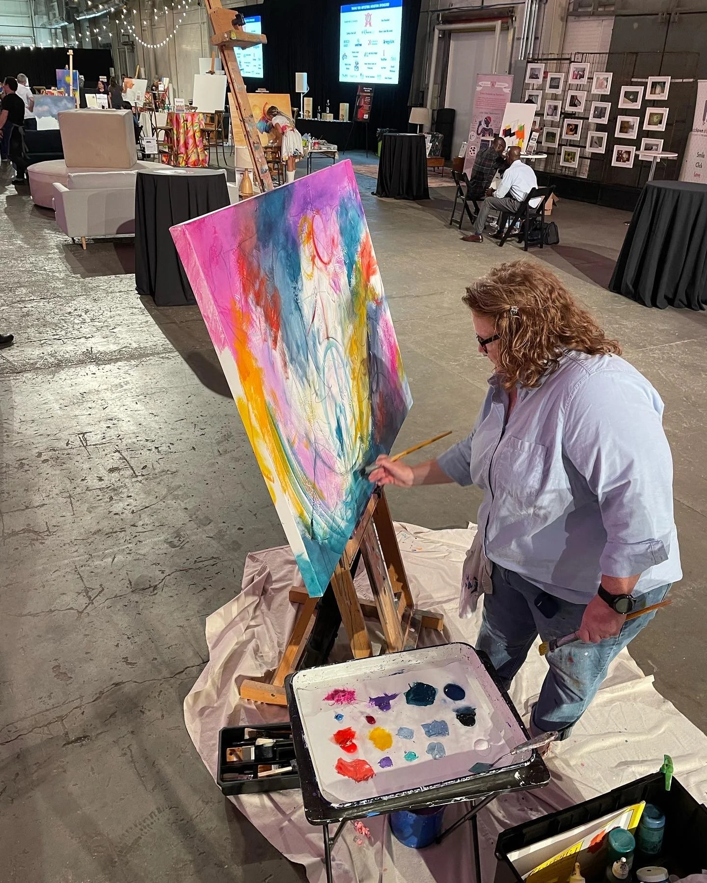 Katharine Ligon creating an abstract painting live.