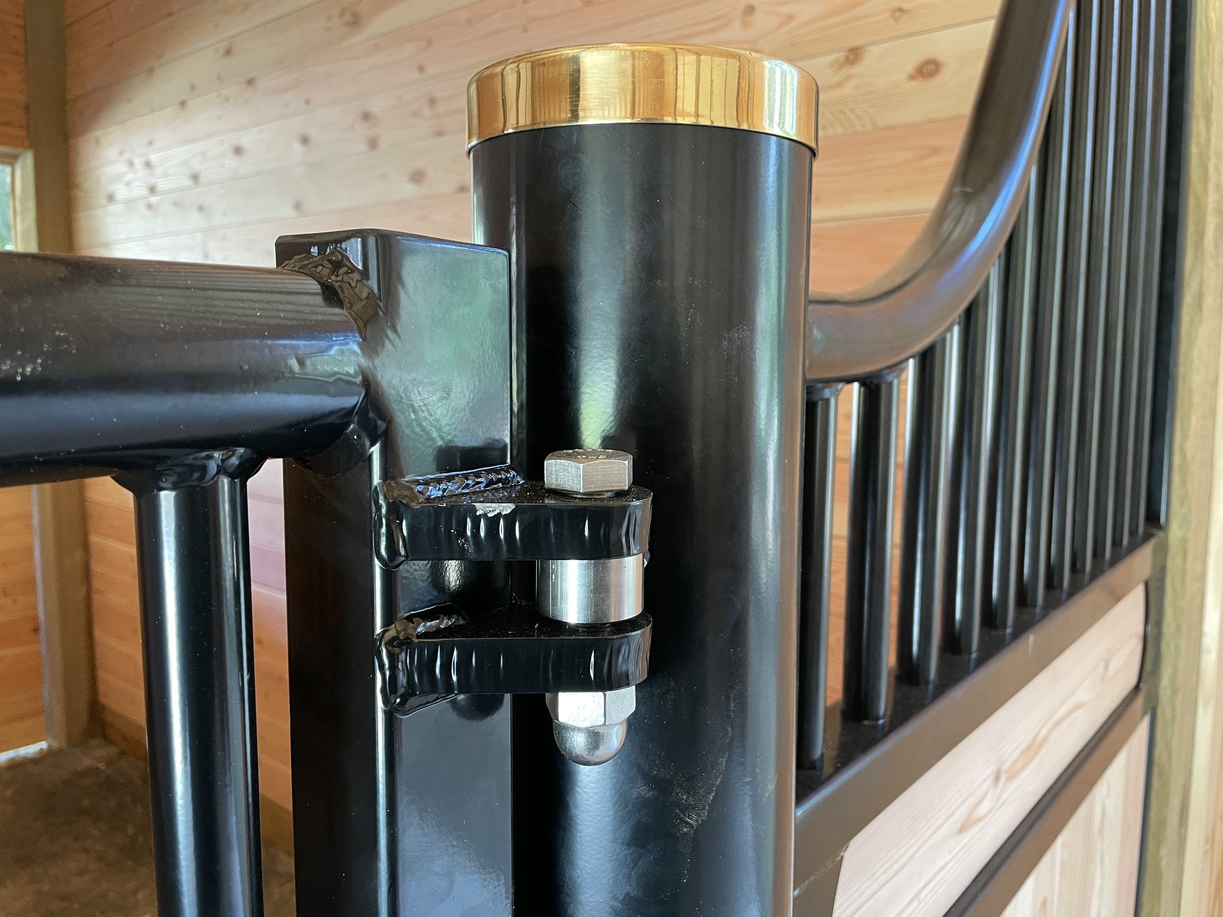 BIG bolts in the hinges. These stall components are super heavy duty