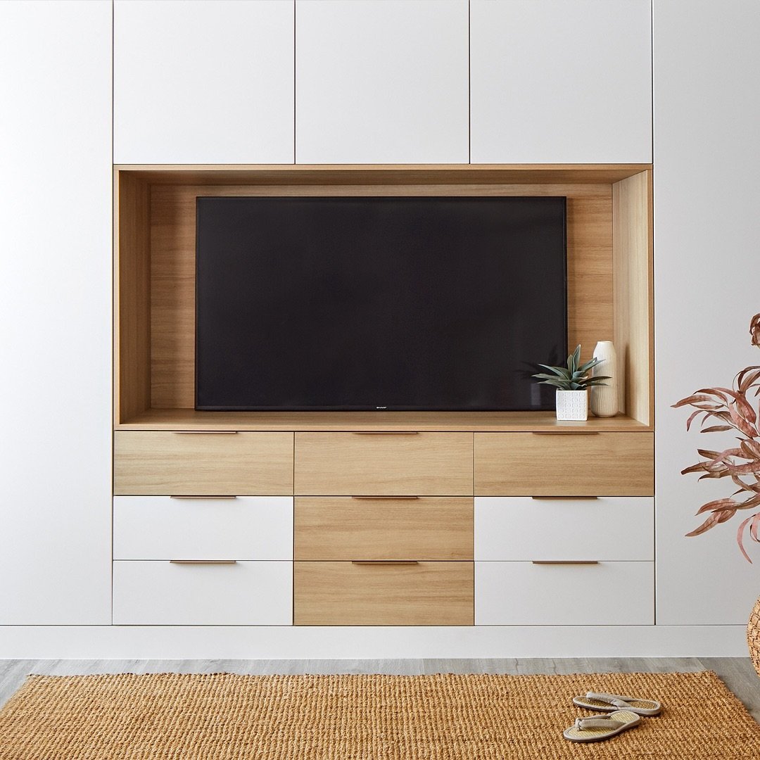 Family rooms are the center of your home and should be both beautiful and multifunctional. Let us help you create your custom space. Request a free design consultation today!
-
#simplyclosets #interiordesign #homestyle #customclosets #storagesolution