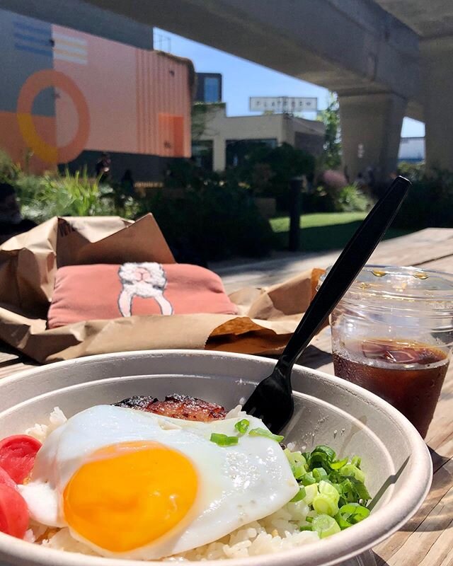 Enjoying some delicious Chicken Longanisa for lunch with @thatdarnkat at @platform_la park

#platformpark #culvercity #foodie #filipinofood #urbanplanning #terremoto