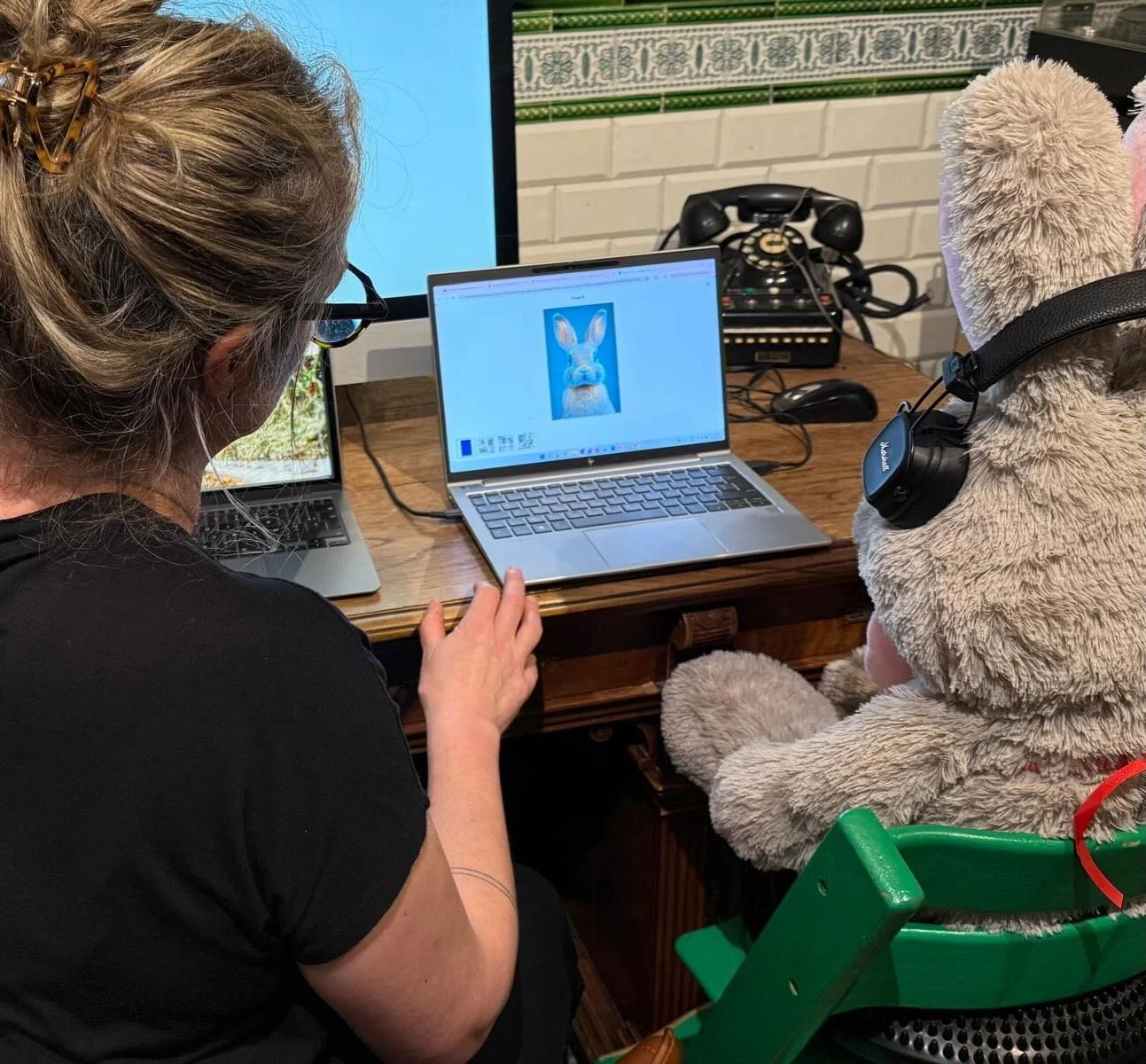 Geen geluier zoals bij @chrisjacobschocolade. 😜. We beginnen onze dag vroeg met computerwerk. Even dat konijn duidelijk maken dat het hier moet werken voor de kost 🤗💻 😊. #maandagwerkdag #catchthebunny