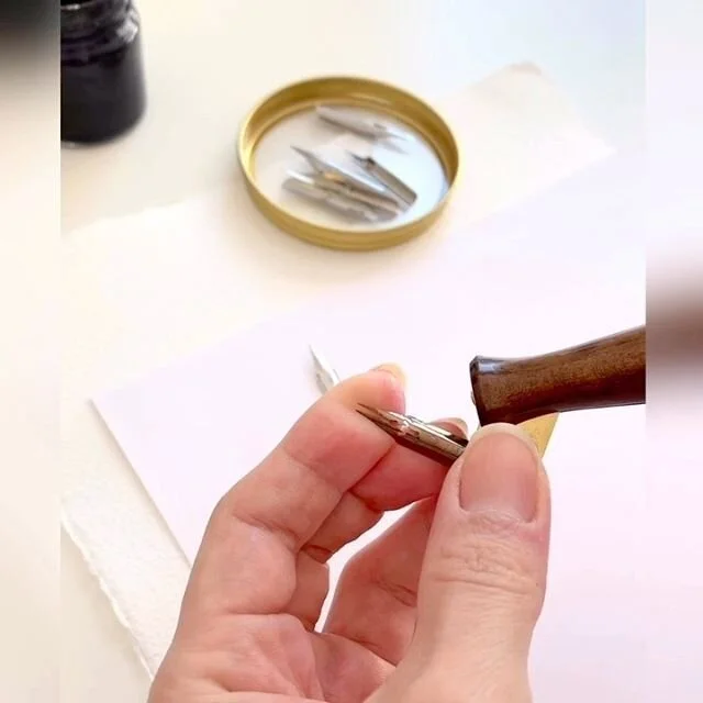 Feliz domingo y feliz d&iacute;a del padre en muchas partes del mundo 🥰
.
.
🔅Aqu&iacute; les dejo un post sobre las plumillas que m&aacute;s uso y m&aacute;s quiero ❤️😁
.
.
Entra en el link de mi bio o en www.lourdesperaltacaligrafia.com y mira el