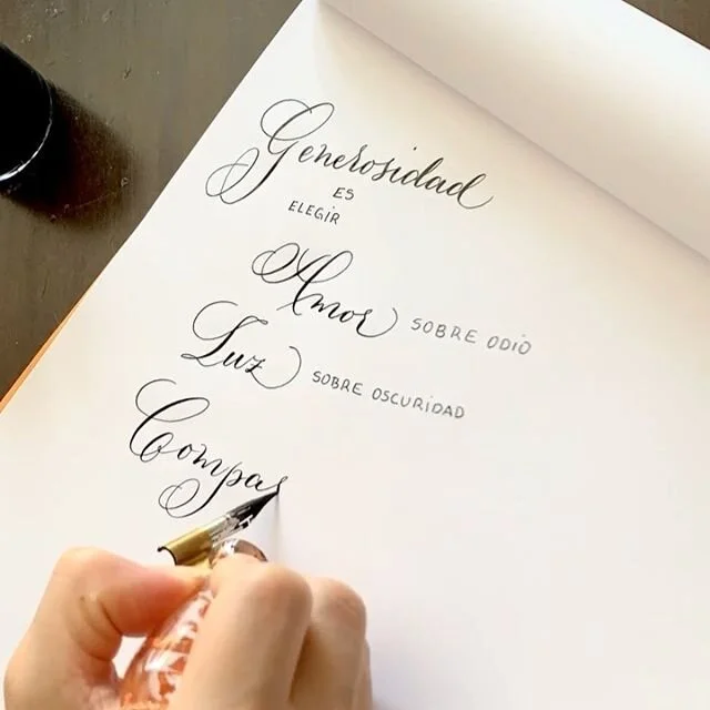 Feliz mitad de semana 🥰 y que podamos seguir disfrutando de la vida sea cual sea nuestra circunstancia 😘
.
. .
#calligraphymasters #calligraphy #thecalligraphyhub #calligrafriends #ligaturecollective #microcalligraphy #artoftype #pointedpen #callig