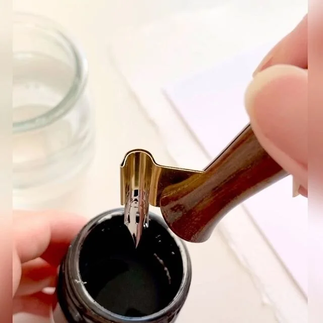 Tips para resolver el problema tan común cuando se nos acaba muy r&aacute;pido la tinta y queremos escribir sin parar y sin necesidad de recargar muchas veces la plumilla.
.
.
Mira el vídeo completo en mi blog www.lourdesperaltacaligrafia.com
.
.
#