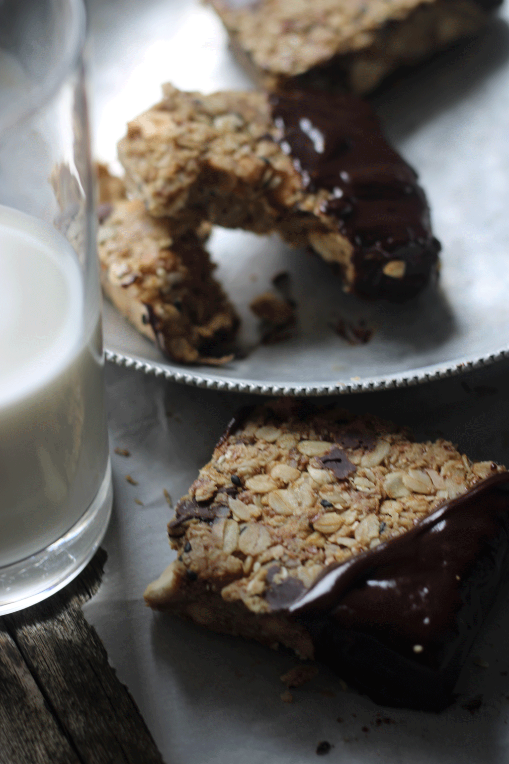 To cool for School... Creamy Cashew & Chocolate Chunk Granola Bars