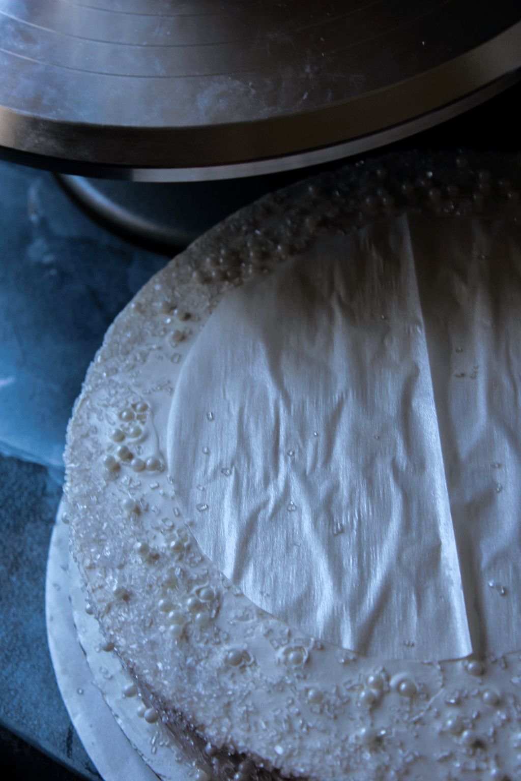 Decorating-bottom-cake-layer.gif
