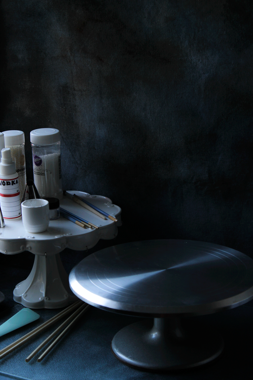 Cake-Assemblage-Moody-Blues-Backdrop.gif
