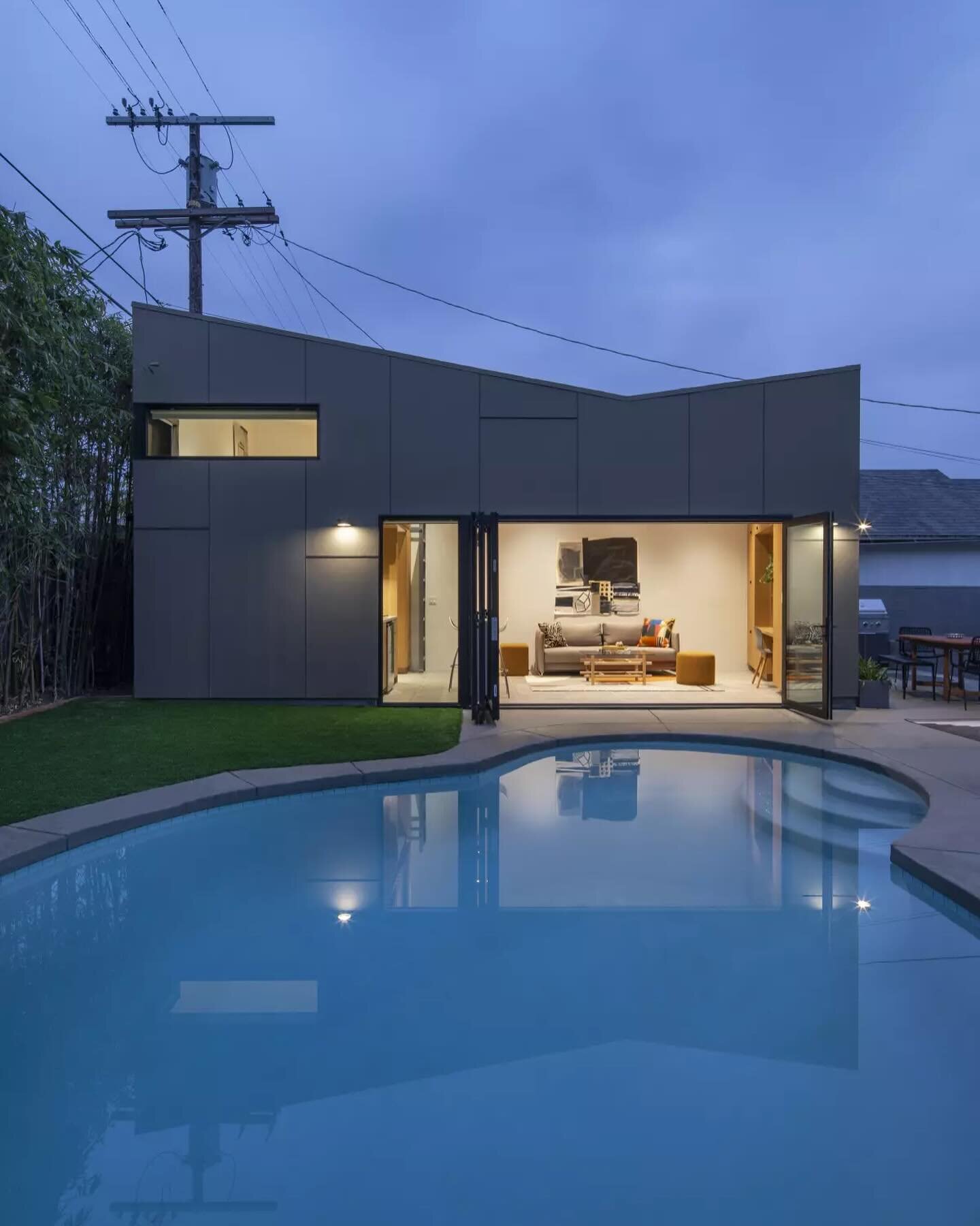 Goodbye, carport, hello, ADU!
@vertebrae_la featured in the @latimes

An unused carport in a central Los Angeles neighborhood was transformed into a 370 square foot ADU by architect Lisa Little of @vertebrae_la.Visit the link in bio for the story.

T