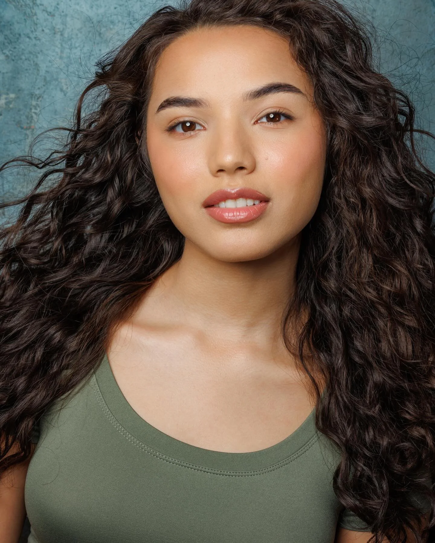 new shots just in 🤭
comment below if you want to see some of the other looks @michaelroud captured 👀

#headshots #actress #photography