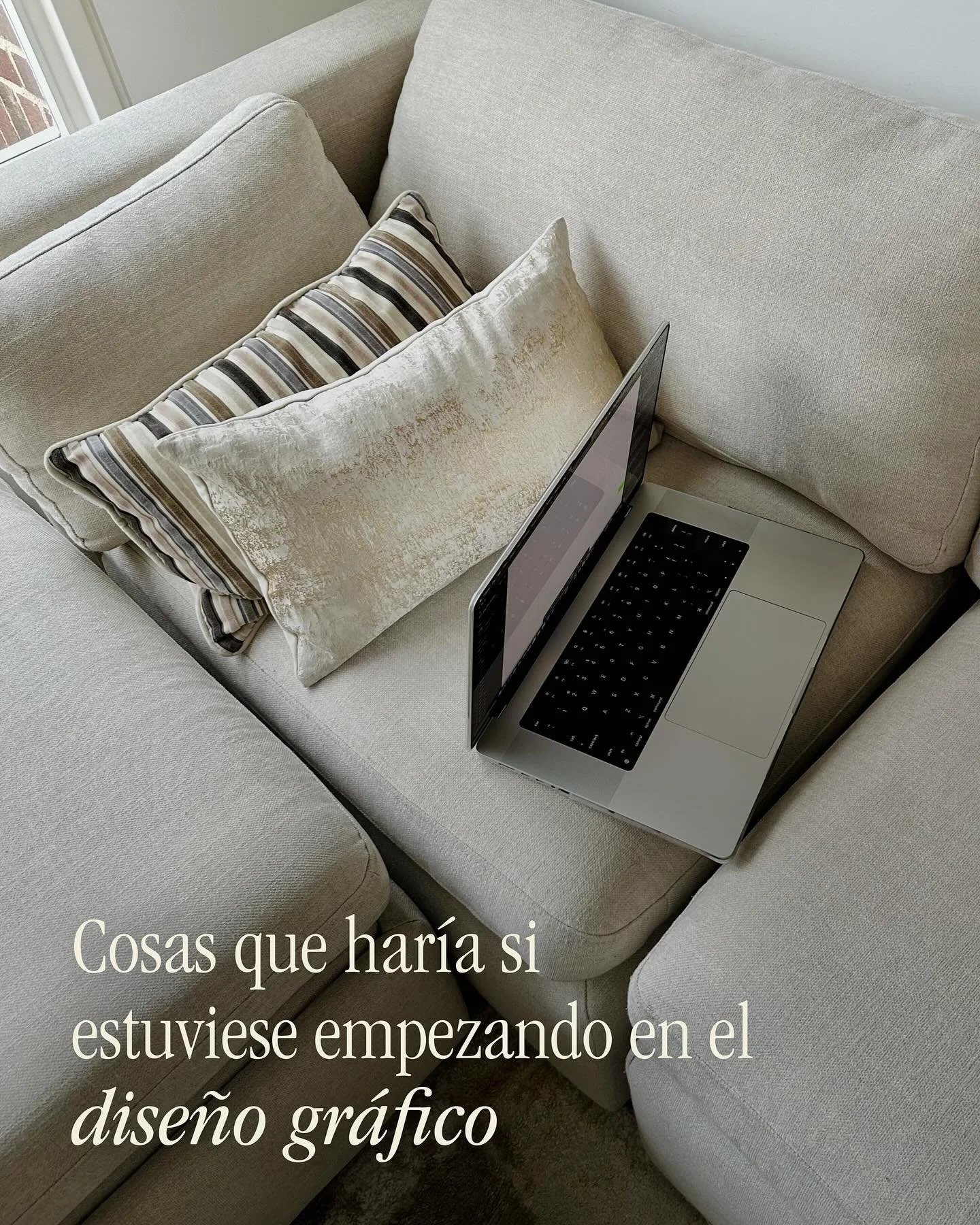 Si, este carrusel es literalmente lo que me hubiera encantado leer cuando arranqu&eacute; en dise&ntilde;o 🫰🏻😮&zwj;💨

🥹Deja de esperar el momento perfecto.
✨Mu&eacute;strale al mundo lo que haces, aunque no sea &lsquo;perfecto&rsquo;
👀Haz lo qu