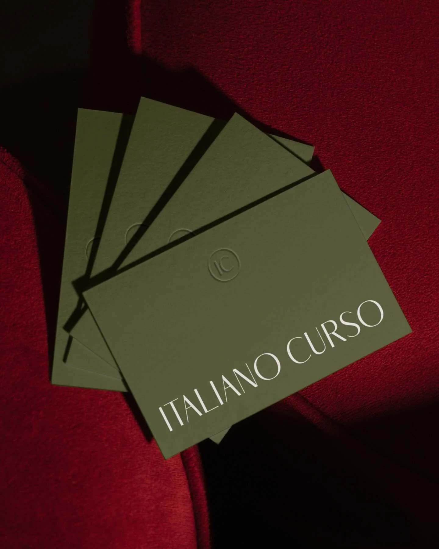 Nuevo branding para @italianocurso 
Para el branding, nos alejamos de lo tradicional del sector para construir una identidad con car&aacute;cter, donde la elegancia italiana se traduce en un lenguaje visual limpio, refinado y atemporal.

[ Agenda abi