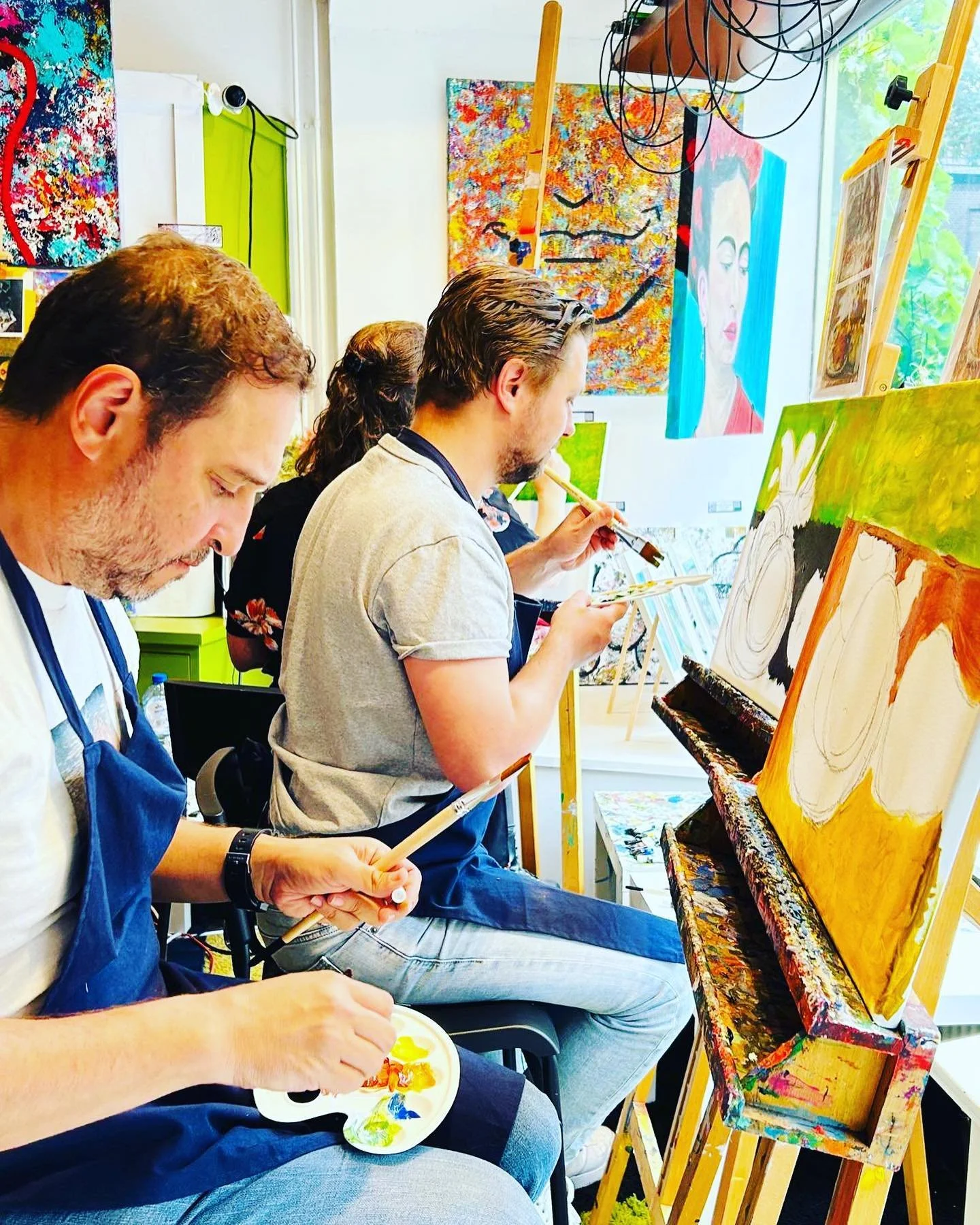Busy bees at work 👩&zwj;🎨 From beginners to pros, these lessons will be able to help you find your painting style to create your unique piece of work. You can go by yourself, meet new people, or with a few friends for a night of wine and art. Feel 