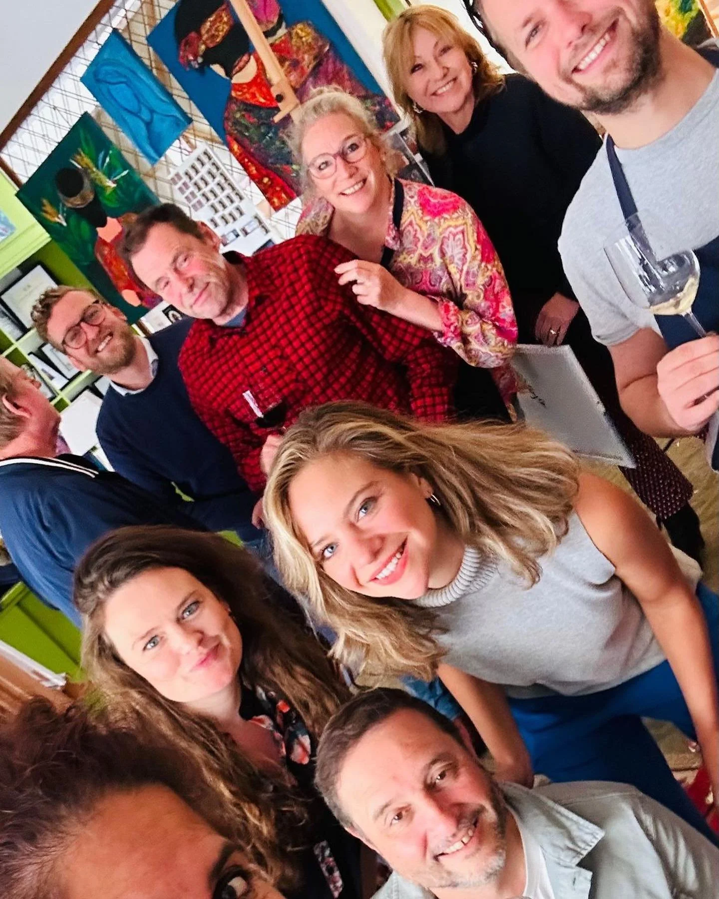 Art &amp; Wine Thursdays - spots left for tomorrow 💜&hearts;️💜&hearts;️

Every Thursday we&rsquo;re drinking and painting 🖼️ rain or sun ☀️ we&rsquo;re ready to get our creative brains going! 

#hilversum #hilversumpaint #workshop #artclass #artan