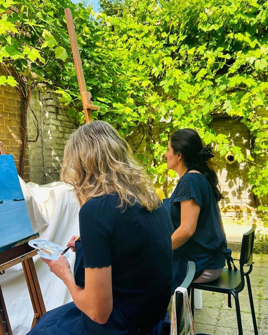 When the sun shines in Holland, the Dutchies are outside!! ☀️ ☀️ ☀️ We painted outside in yesterday&rsquo;s class (before the storm&hellip; of course) 🫶🔥