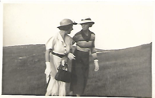 Isabel Alice and Lottie - Cleeve Hill 1938.png