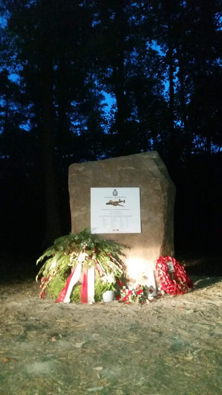 1 Der Gedenkstein zu der Crew Halifax MP-E DK165.4.8.2018.jpg