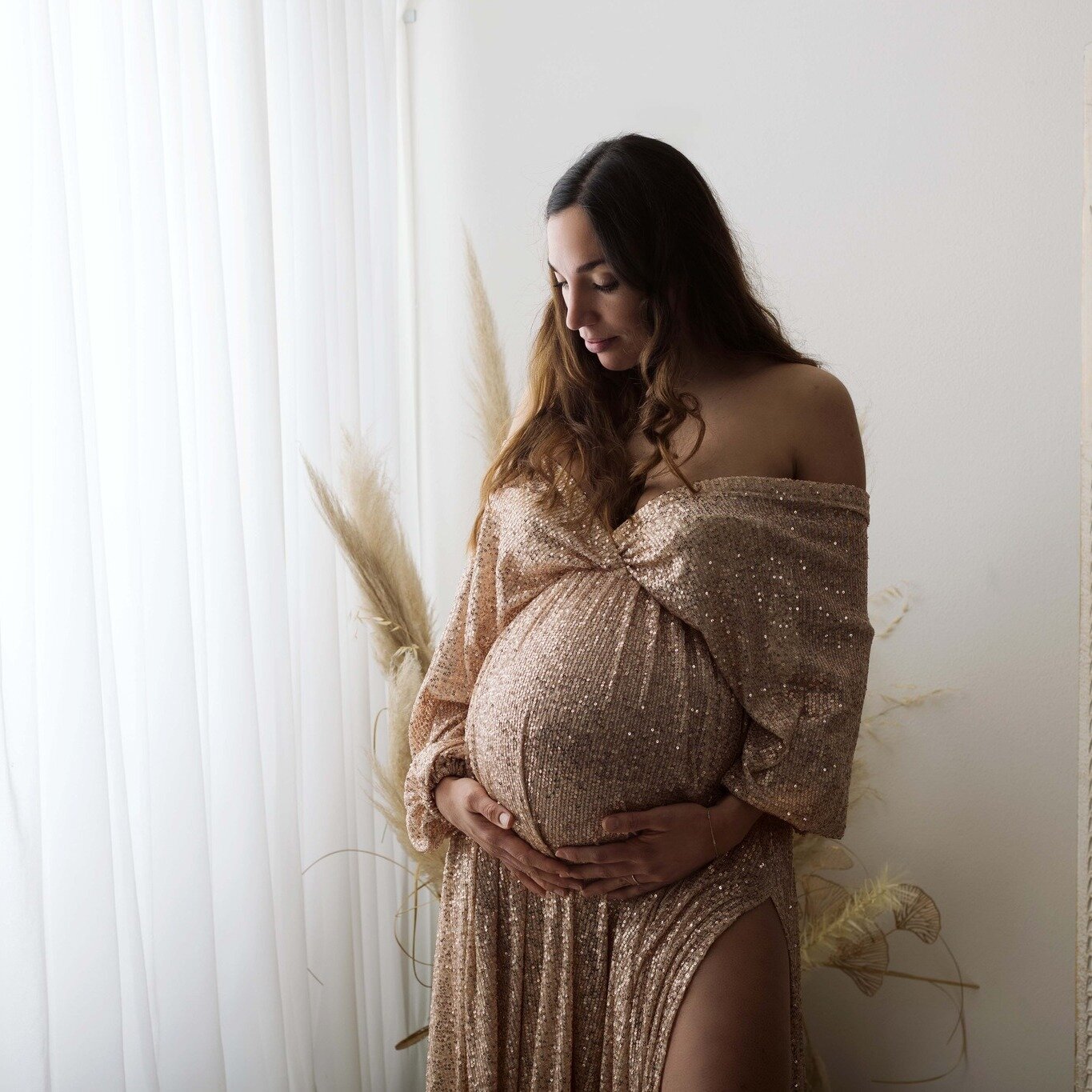 Vi piace questo nuovo abito disponibile per le sessioni Maternity e family? Vi piace pi&ugrave; in versione con fondale chiaro o con fondale scuro?
Io lo adoro in entrambe!!!

Venite a vedere tutti gli abiti messi a disposizione per la sessione Mater