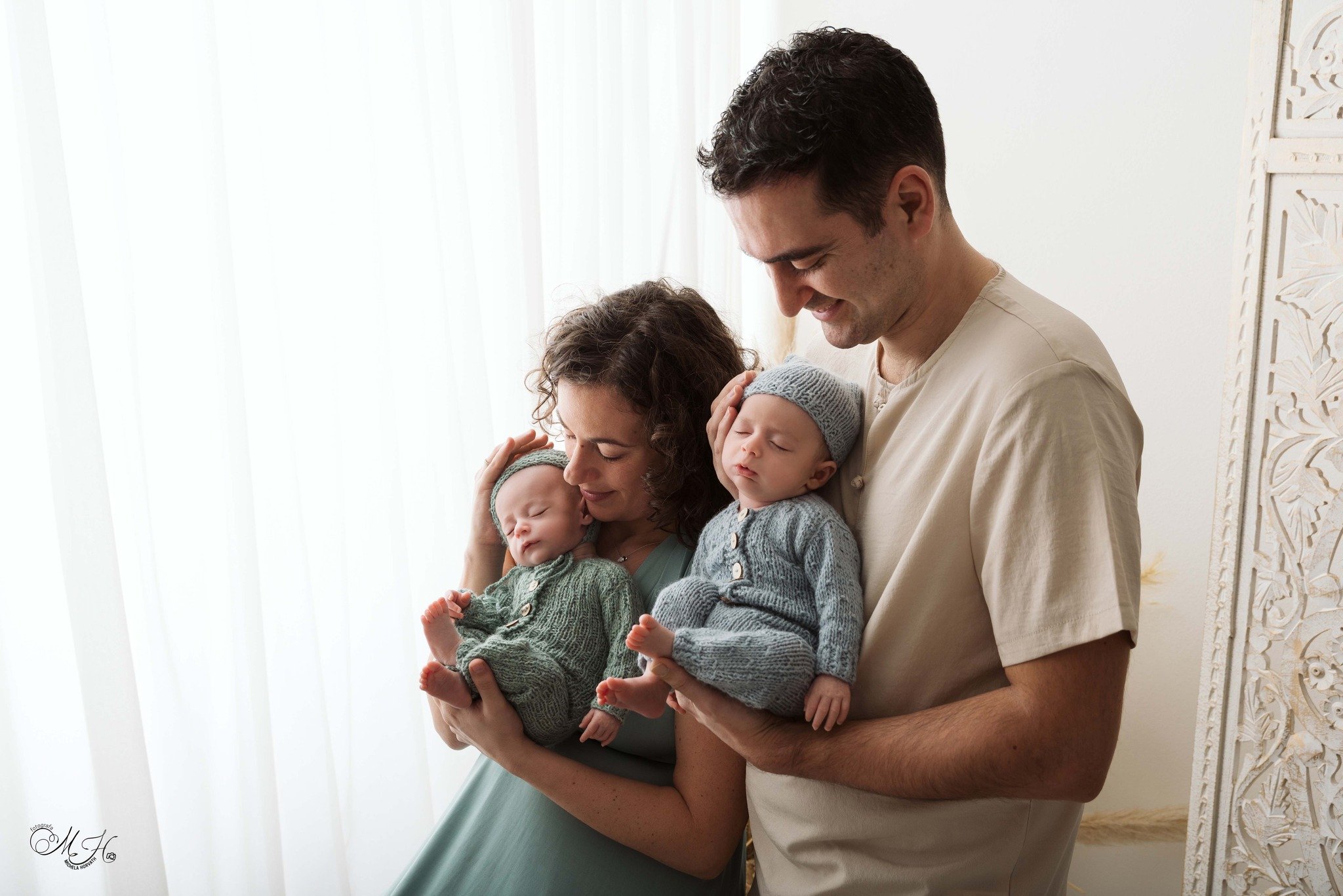 Due volte la tenerezza, due volte l'amore. Cattura ogni dolce momento dei tuoi gemelli, perch&eacute; i ricordi di oggi sono i tesori di domani.
Sessione fotografica Newborn
Per informazioni e prenotazioni contattatemi
+39 3496633999
info@michelahorv