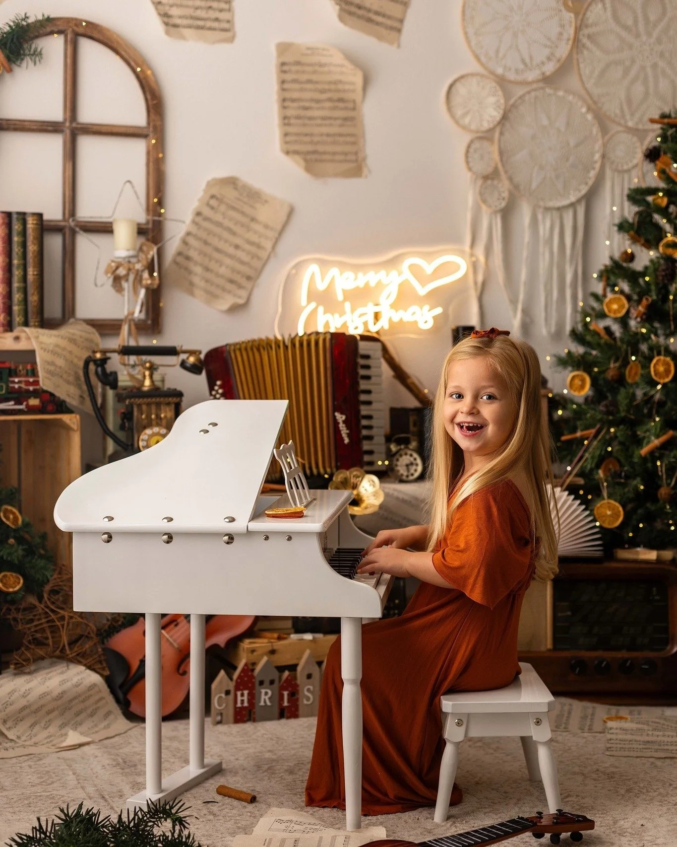 Le prime sessioni di Natale sono finalmente iniziate! ✨
I nuovi set di quest&rsquo;anno erano nella mia testa da tempo, sognati e studiati con cura&hellip; e ora sono pronti per accogliere sorrisi, meraviglia e piccoli cuori curiosi. 🎄
Colori caldi,