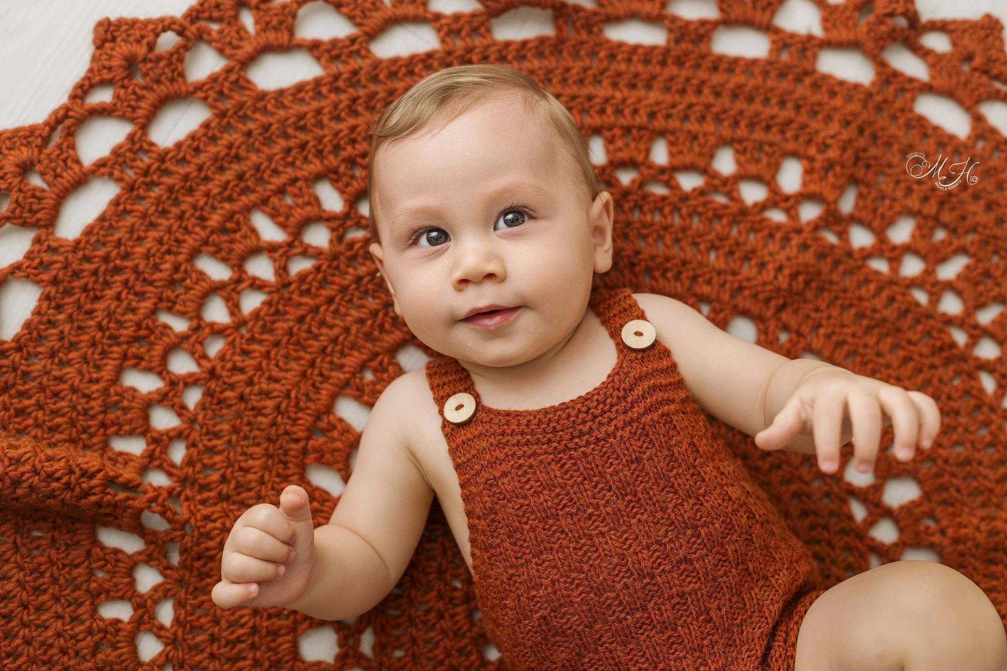 Il tempo vola&hellip; e all&rsquo;improvviso eccoli l&igrave;, seduti da soli con quel sorriso che scioglie il cuore.

Le sessioni Sitter sono pensate proprio per questo momento magico, tra i 6 e gli 11 mesi, quando i bimbi iniziano a stare seduti e 