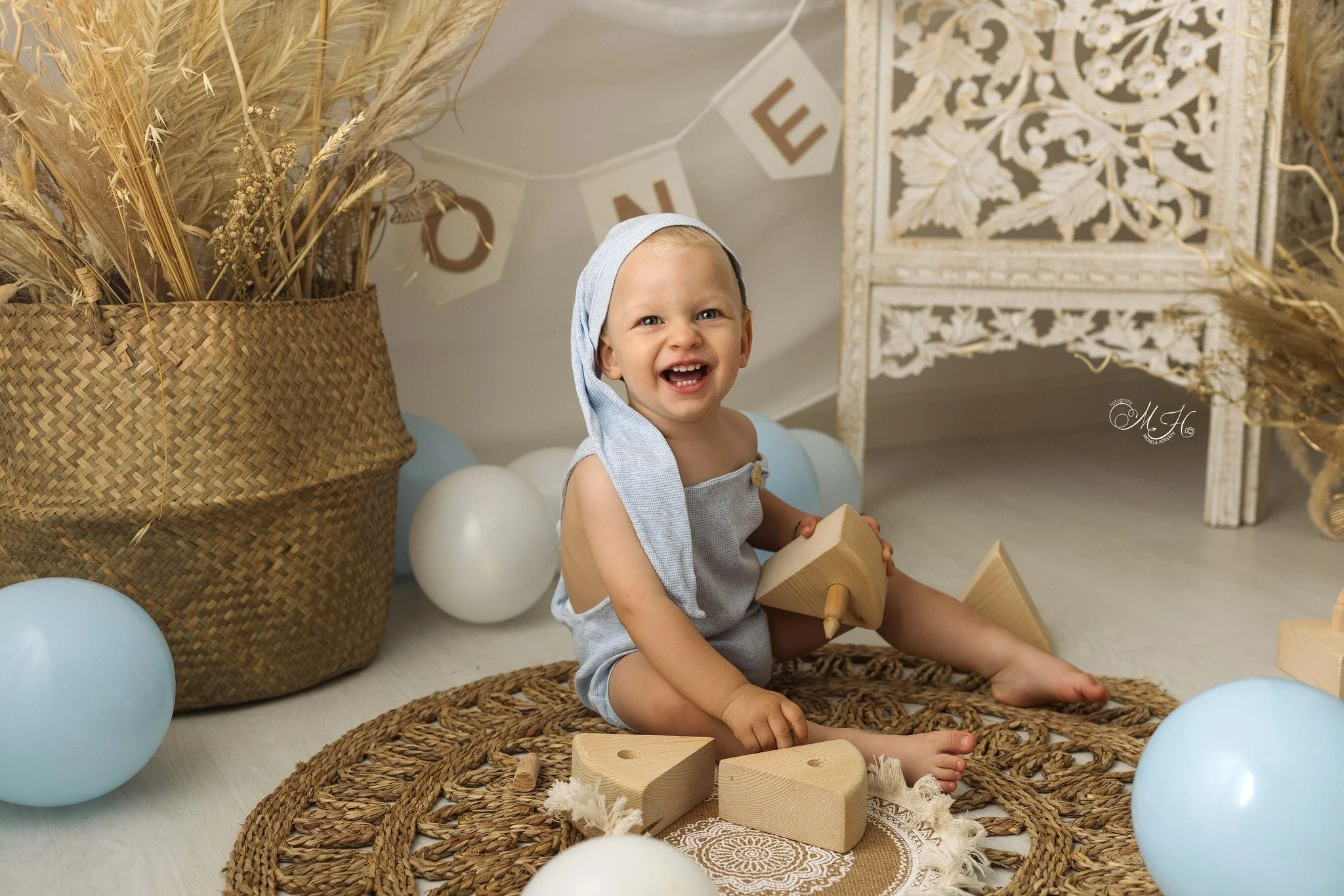 Il primo compleanno &egrave; un traguardo speciale, da celebrare con dolcezza e un pizzico di magia.
Ogni servizio &egrave; pensato per raccontare la personalit&agrave; del tuo bimbo in modo autentico, con colori tenui, luci morbide e uno stile sempl
