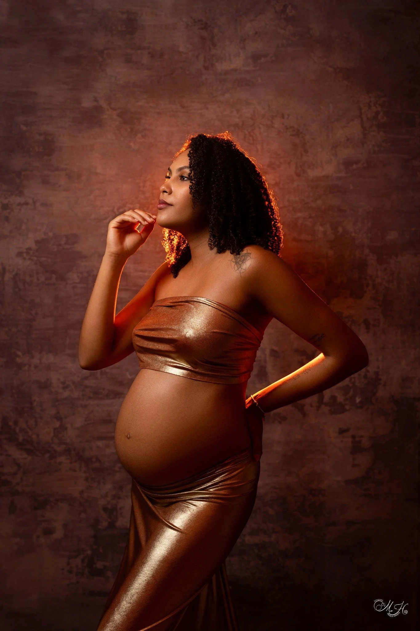 La maternit&agrave; non &egrave; solo dolcezza&hellip; &egrave; anche forza, eleganza, femminilit&agrave;.

Ogni donna vive questo momento in modo unico: c&rsquo;&egrave; chi sogna immagini tenere e leggere, e chi desidera raccontarsi con uno stile p