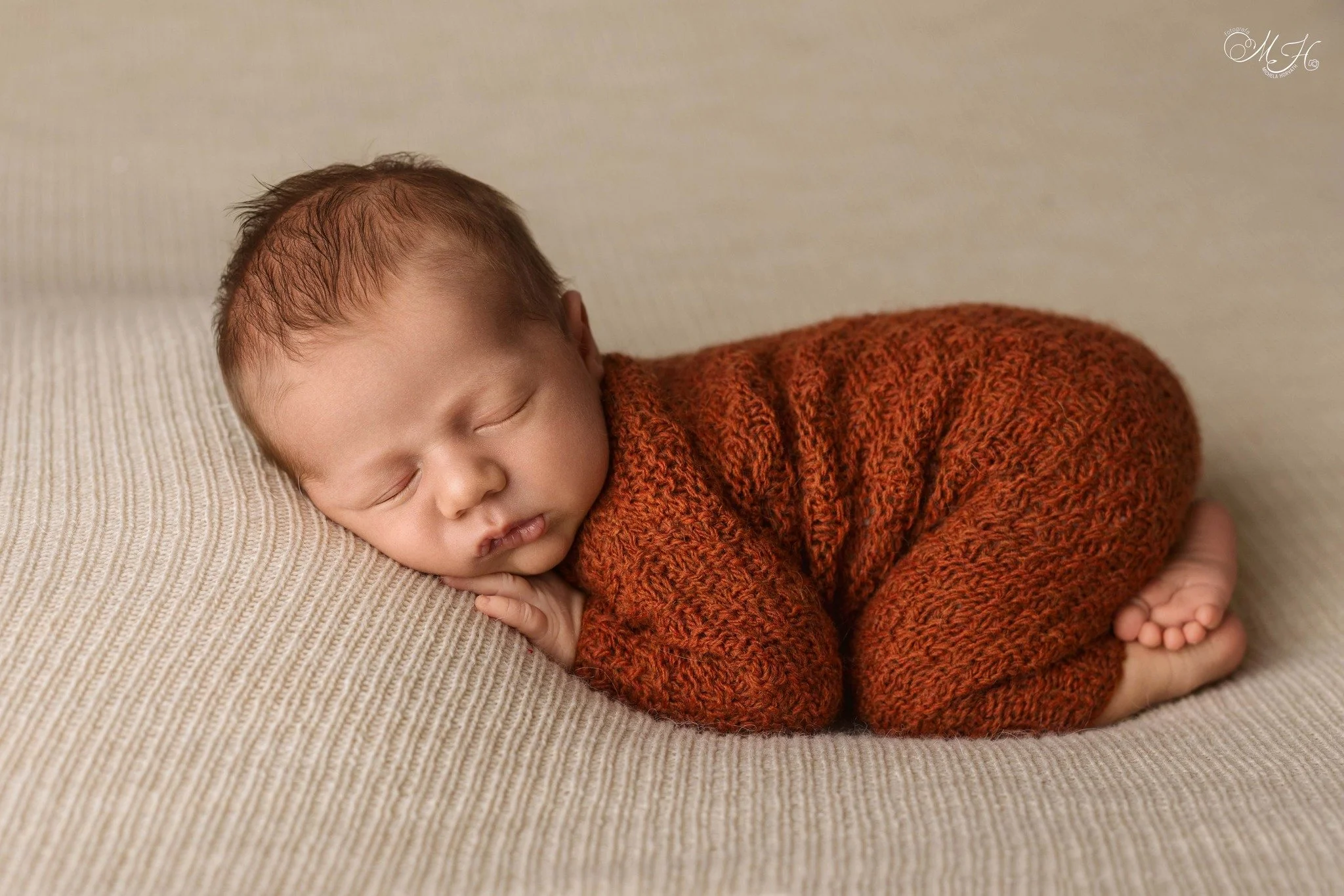 La semplicit&agrave; &egrave; sempre la scelta pi&ugrave; bella 🤎
Colori caldi, naturali, che avvolgono e scaldano come un abbraccio.

Ogni dettaglio &egrave; pensato con calma, rispetto e tanta dolcezza, per raccontare i primi giorni di vita di que