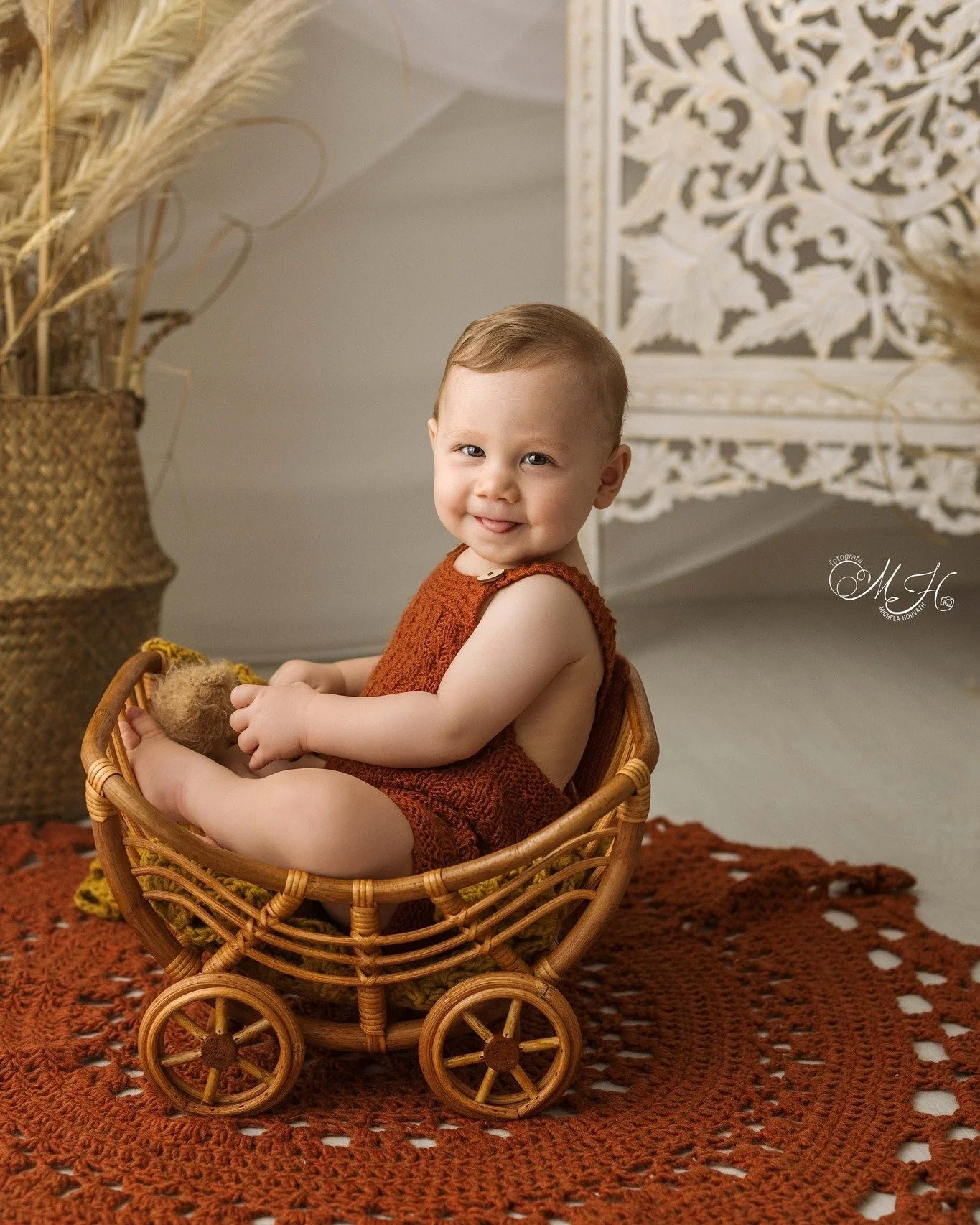 Tra i 7 e gli 11 mesi succede qualcosa di magico ✨
Non camminano ancora, ma sanno gi&agrave; farsi ricordare.

Seduti, curiosi, con sorrisi spontanei, faccette buffe e quegli sguardi che raccontano tutto 💛

Le sessioni sitter sono fatte di attimi ve