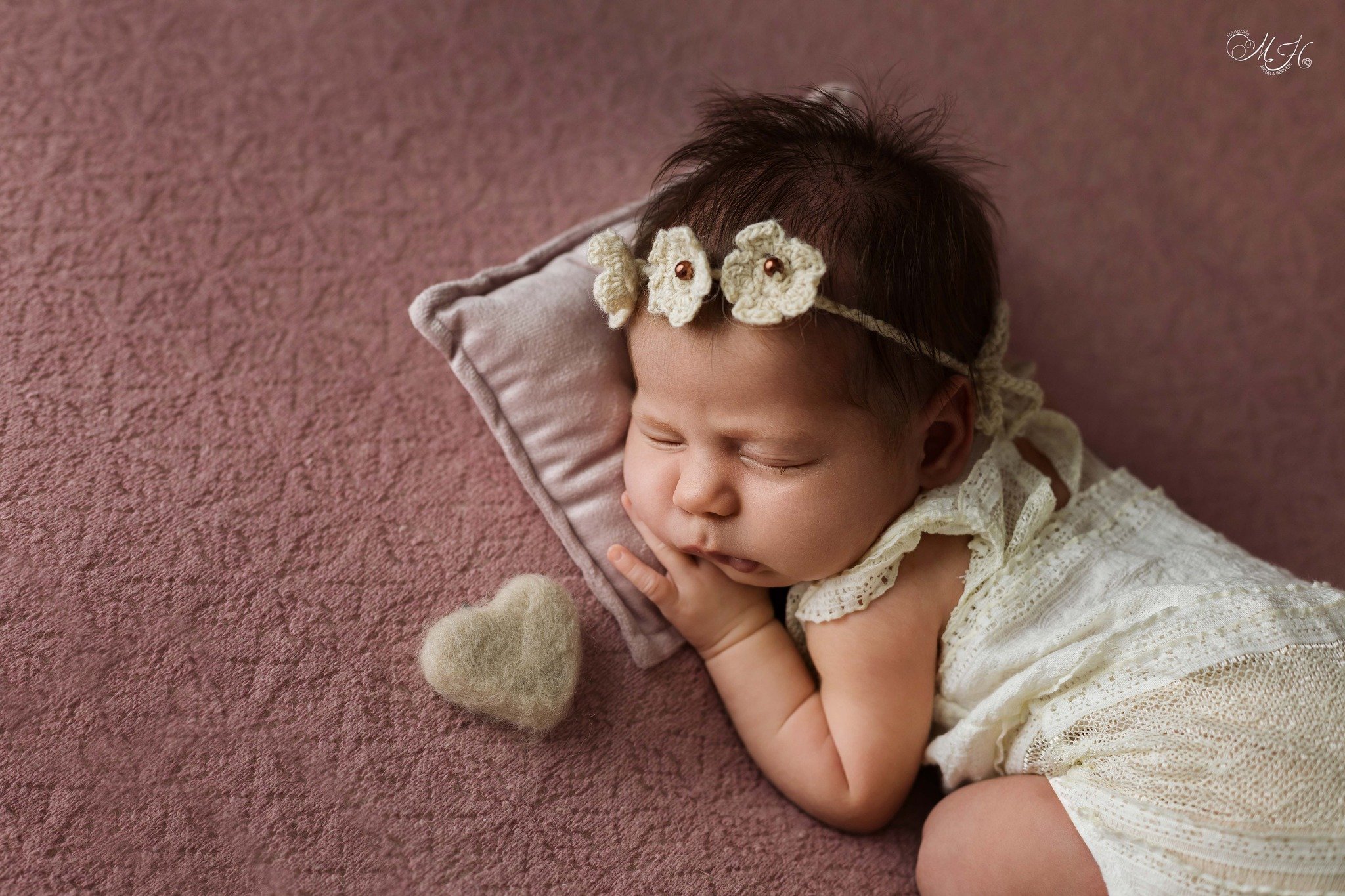 In questo periodo sto fotografando tanti bimbi e bimbe&hellip; tutti con una cosa in comune: una montagna di capelli 😍

E lei non &egrave; da meno&hellip; una neonata capellona, con una chioma morbida che incornicia il visino e rende ogni dettaglio 
