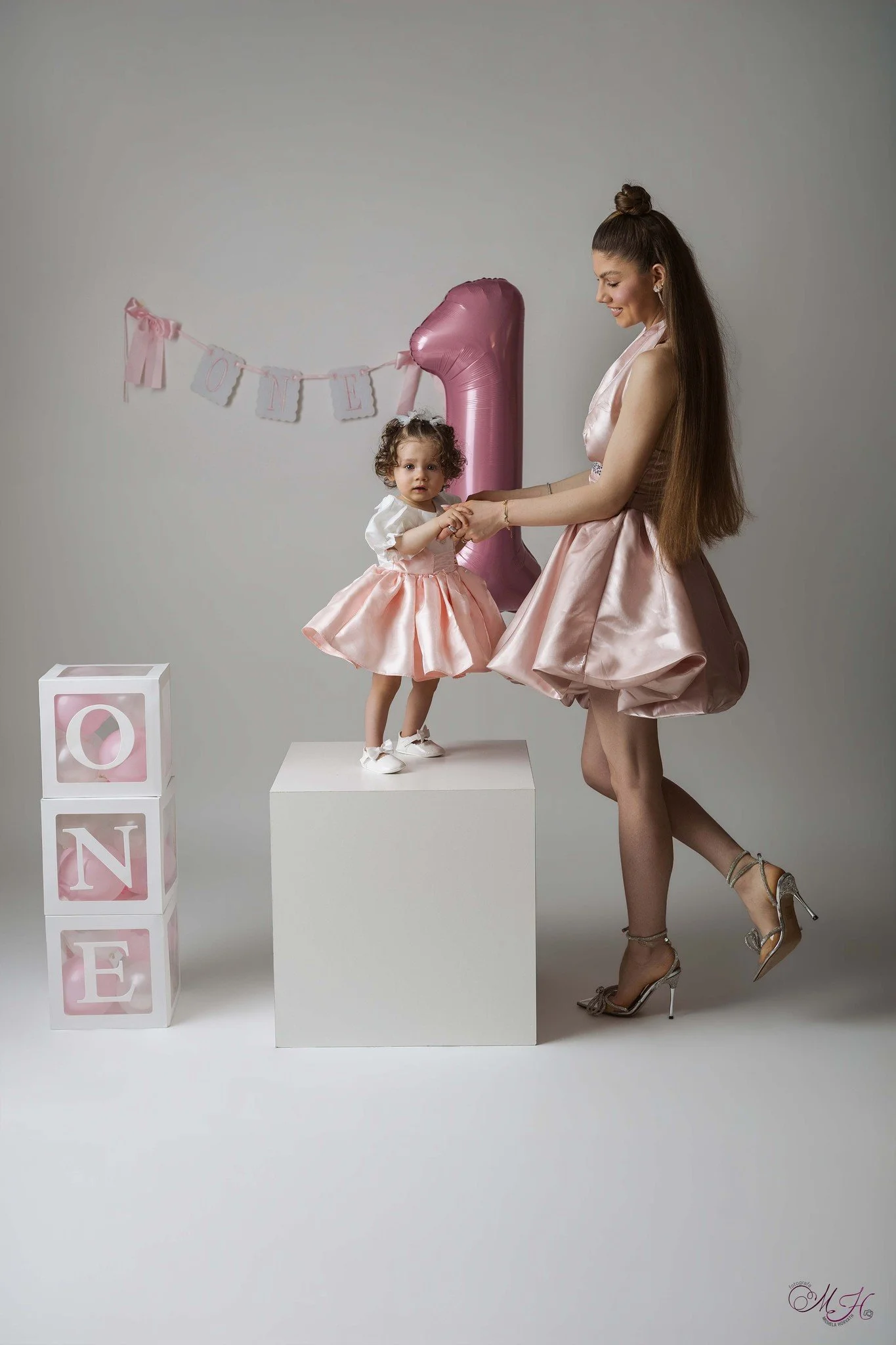 Un anno di te, piccola Zoe 🎂

Ti ho fotografata pi&ugrave; volte durante questo primo anno e ogni volta sei stata una scoperta: bellissima, delicata, un po&rsquo; timida e diffidente.
Accanto a te, due genitori dolci e pieni d&rsquo;amore, che ti gu