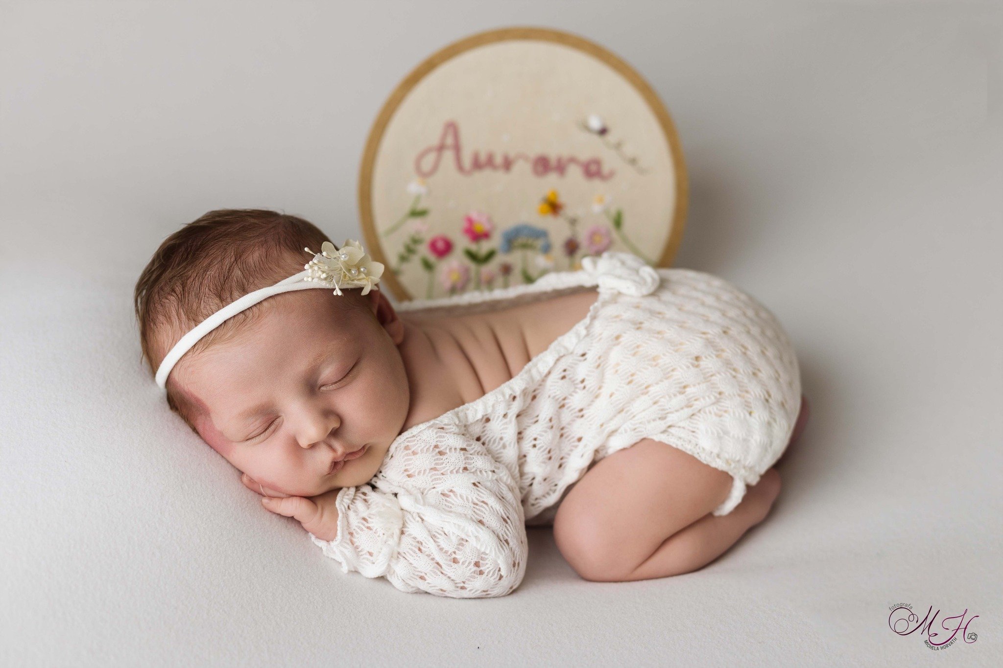 Bianco, luce morbida e la pelle che profuma di nuovo 🤍

Una neonata piena di pieghette cicciotte, dettagli minuscoli e pose studiate con delicatezza.
Dietro a immagini cos&igrave; semplici c&rsquo;&egrave; in realt&agrave; tantissima attenzione: ogn