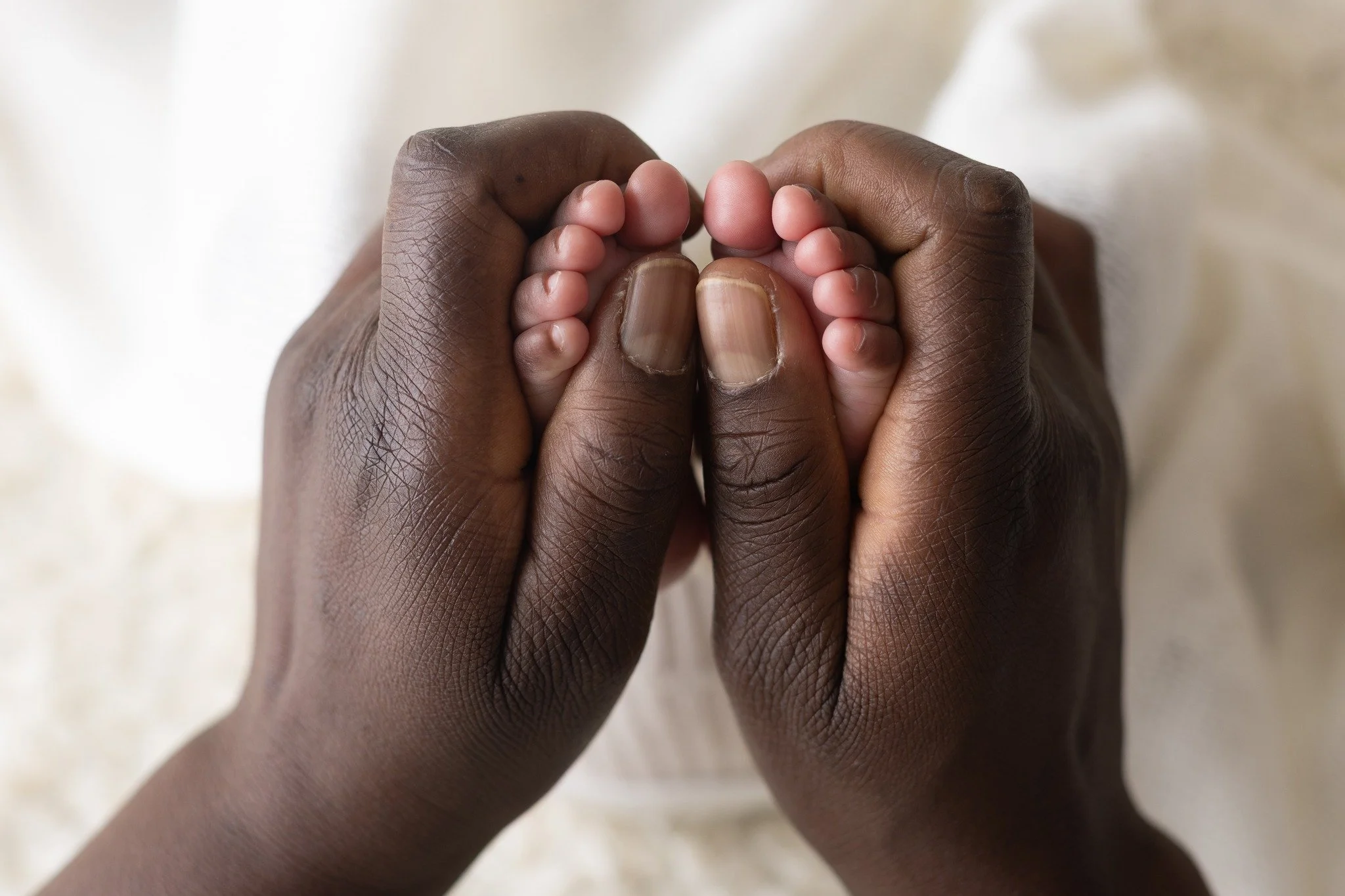 Cos&igrave; piccoli&hellip; e gi&agrave; cos&igrave; preziosi.

Ci sono fotografie che parlano di amore senza bisogno di parole.
Due mani che custodiscono con delicatezza dei piedini minuscoli, proteggendoli come il tesoro pi&ugrave; grande.

La pell