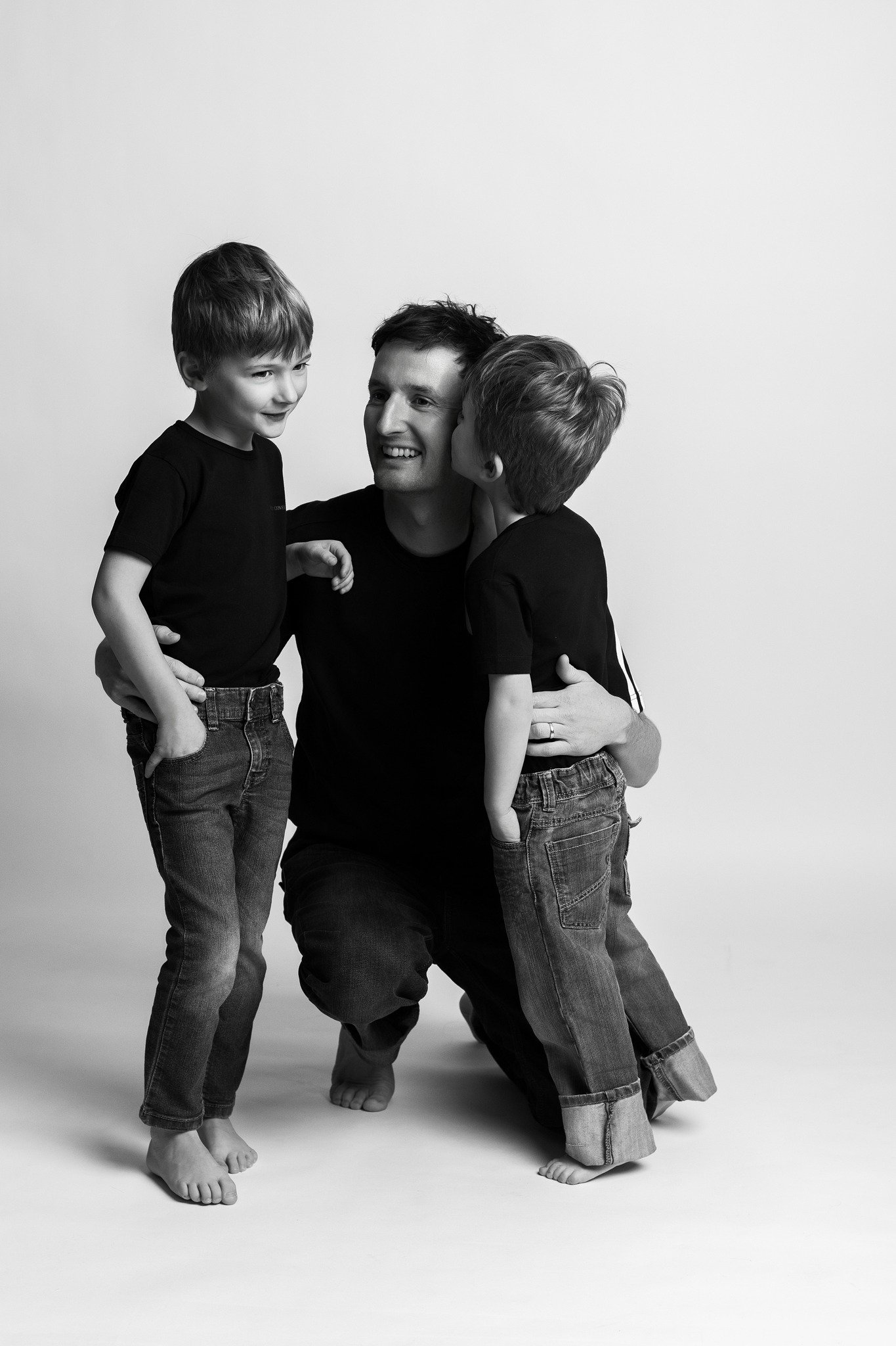 Oggi celebriamo voi, pap&agrave; 💛
Quelli che fanno ridere, che proteggono, che tengono la mano&hellip; e il cuore.

Quelli che magari non amano stare davanti all&rsquo;obiettivo,
ma poi si sciolgono in un abbraccio, in uno sguardo, in una risata co