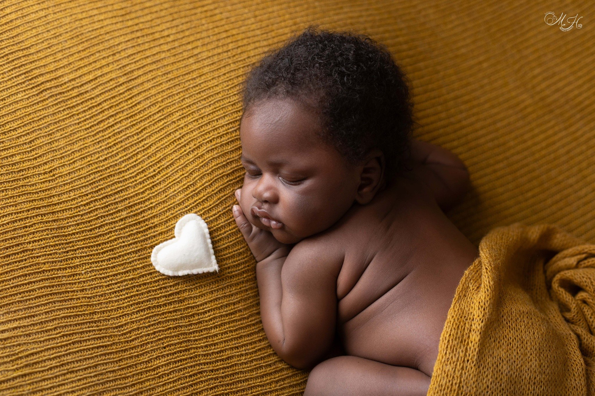 Che meraviglia questo bimbo&hellip; 🥹✨
ricciolini morbidi che sembrano disegnati e uno sguardo che arriva dritto al cuore.

Per lui ho scelto il giallo ocra&hellip;
un colore caldo, avvolgente, pieno di luce.
Perfetto per esaltare la bellezza della 