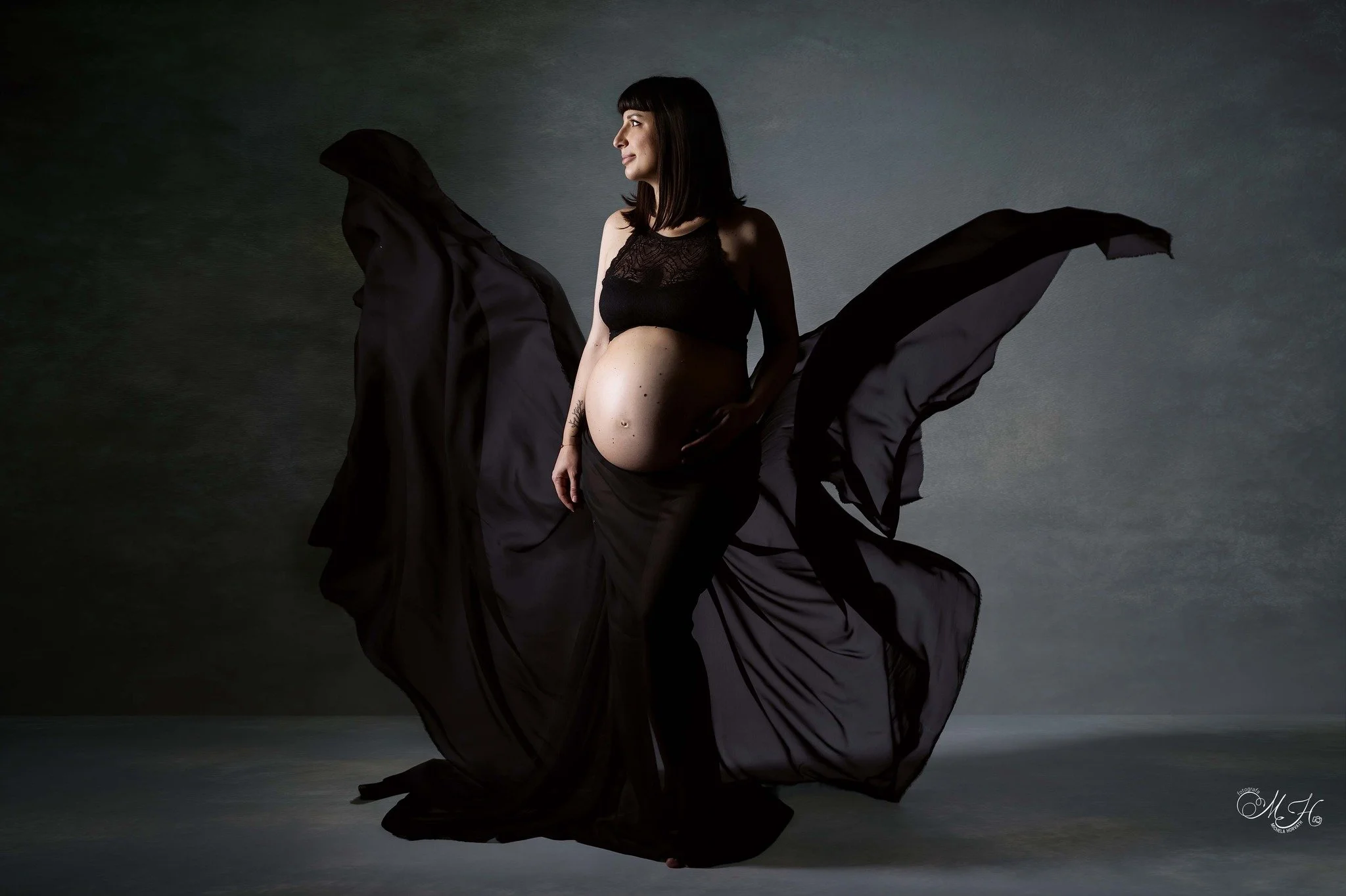 Luce, movimento ed emozione

Dietro una fotografia maternity non c'&egrave; solo una bellissima futura mamma, ma anche uno studio attento della luce, delle pose e di ogni piccolo dettaglio.

I veli che prendono vita, le linee delicate del corpo che a