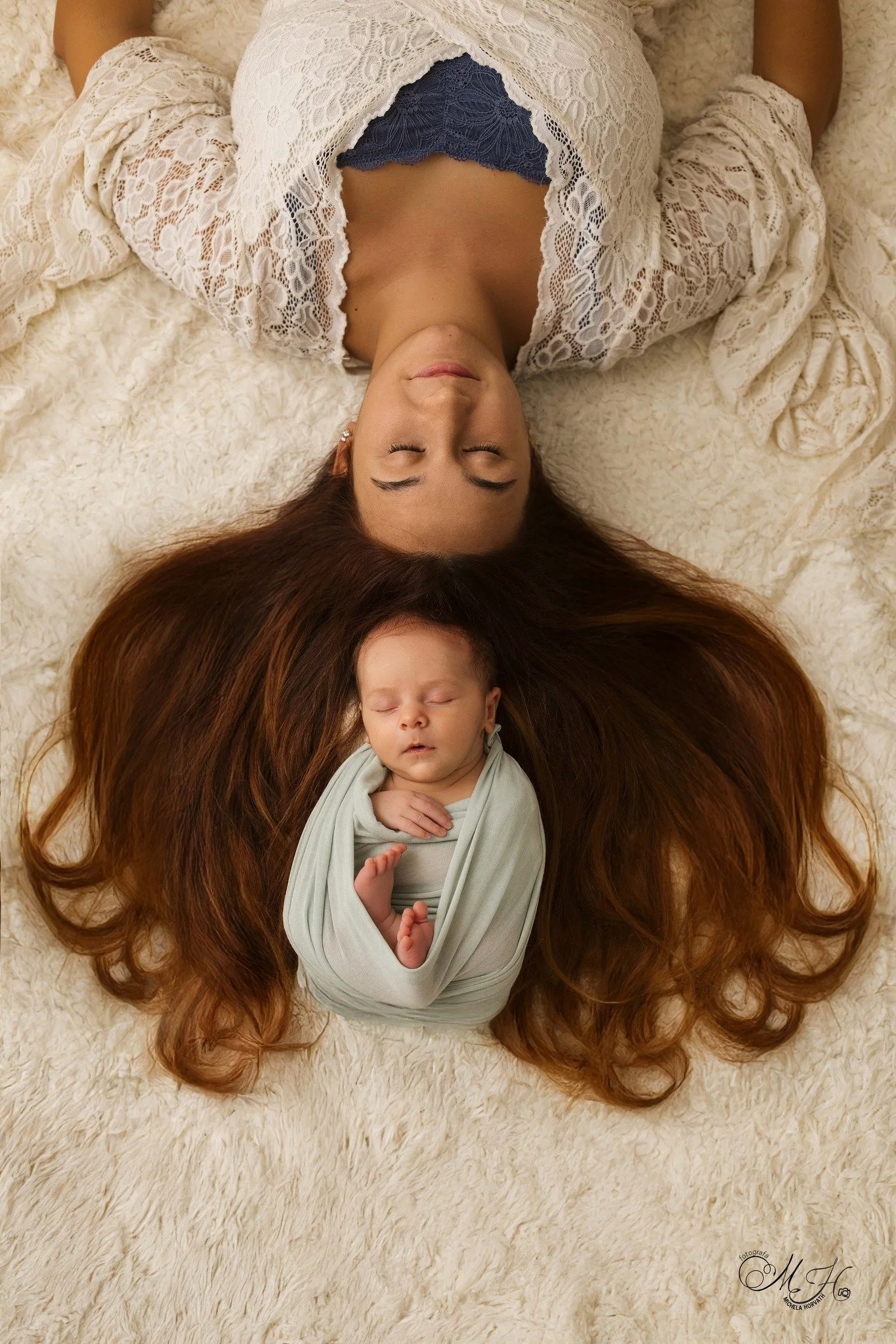 Ci sono fotografie che nascono all'improvviso, da un'intuizione del momento...

Quando ho visto i lunghi e bellissimi capelli di Arianna, ho immaginato subito questa immagine.

Lei e il suo bimbo vicini, avvolti dai suoi capelli come in un morbido ni