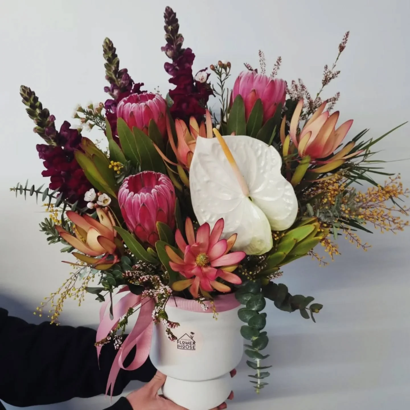 So many beautiful arrangements headed out this week... but this Native Beauty took the cake for me 🌸 

Order online anytime for your next delivery! Back in the Studio from Tuesday ✌️

#remmarkflowerhouse #renmarkflorist #renmarkflowers #renmarkparin