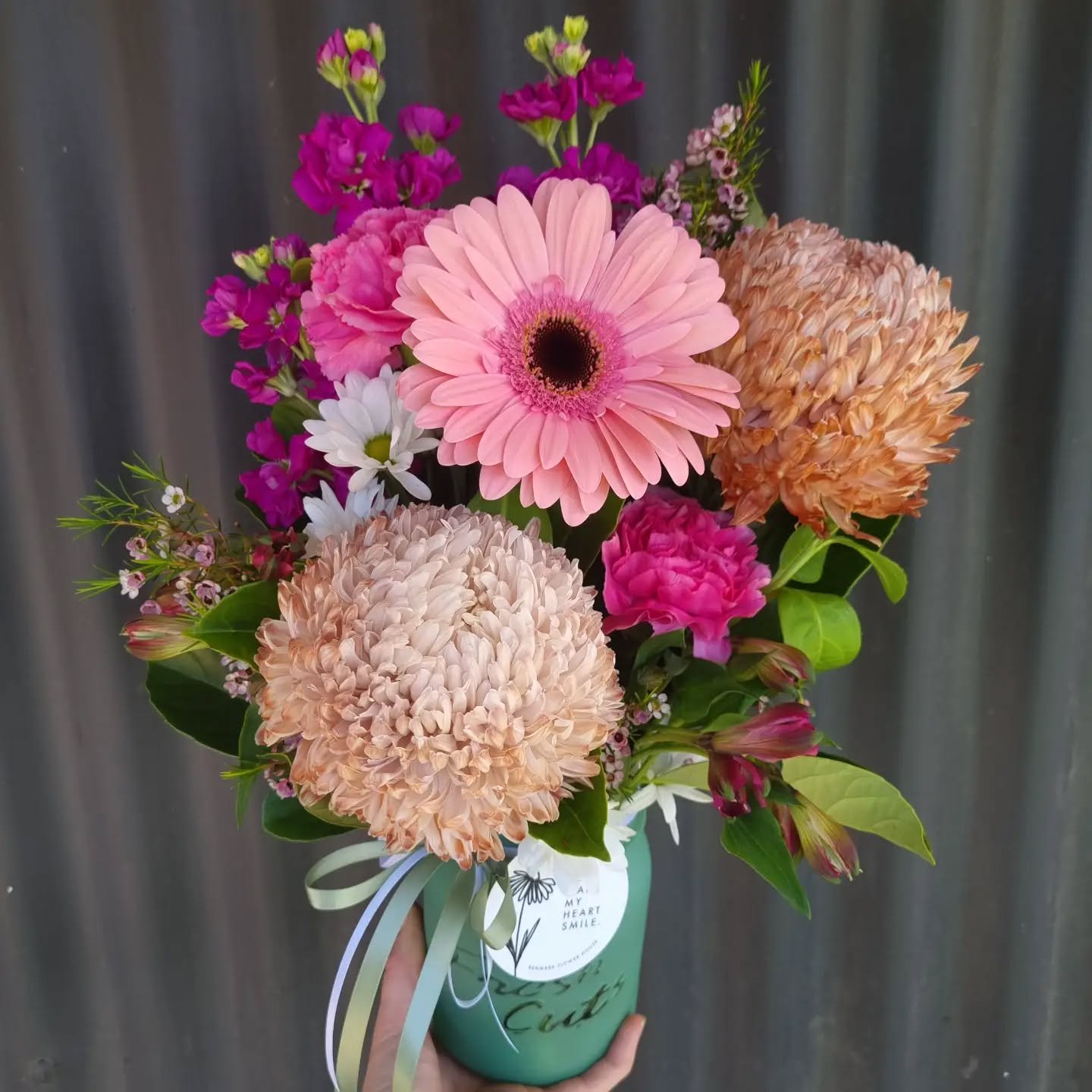 Beating the heat this week with flower filled mornings! ☀️

The earlier we receive your order, the better! We'll be aiming to finish all our deliveries as early as possible over the next few days.

Jump online and check out the fan favourite Flower J