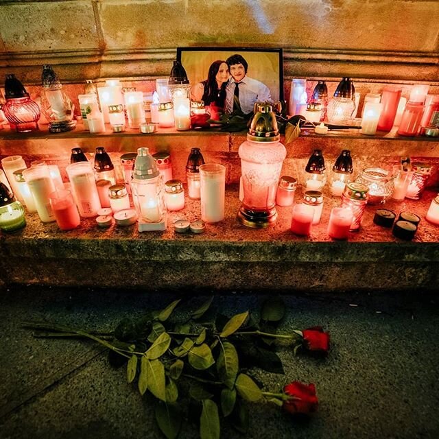 Pred dvoma rokmi Slovenskom otriasli hrozn&eacute; vraždy Martiny a J&aacute;na. Cel&eacute; Slovensko sa dnes o 17:00 zi&scaron;lo na n&aacute;mestiach, aby si pripomenulo ich odkaz. Takto to vyzeralo dnes v Trnave.
#trnava #zaslusneslovensko #allfo