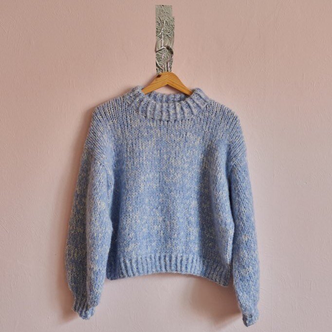 Anna&rsquo;s Sweater is a chunky sweater and very easy to knit. It&rsquo;s knitted from the bottom and up - if you never tried that, this is the perfect sweater to start with💙 It&rsquo;s also a very quick knit so I suggest you knit one for your frie