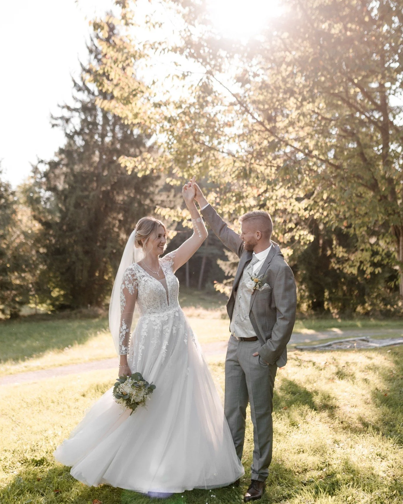 Liebe Nora, lieber Tobias,

vielen herzlichen Dank f&uuml;r die wundersch&ouml;nen Fotos !
Es freut uns von Herzen, dass ihr uns euer Vertrauen geschenkt habt und wir euch mit unseren Outfits begleiten durften. Zu wissen, dass wir einen kleinen Teil 
