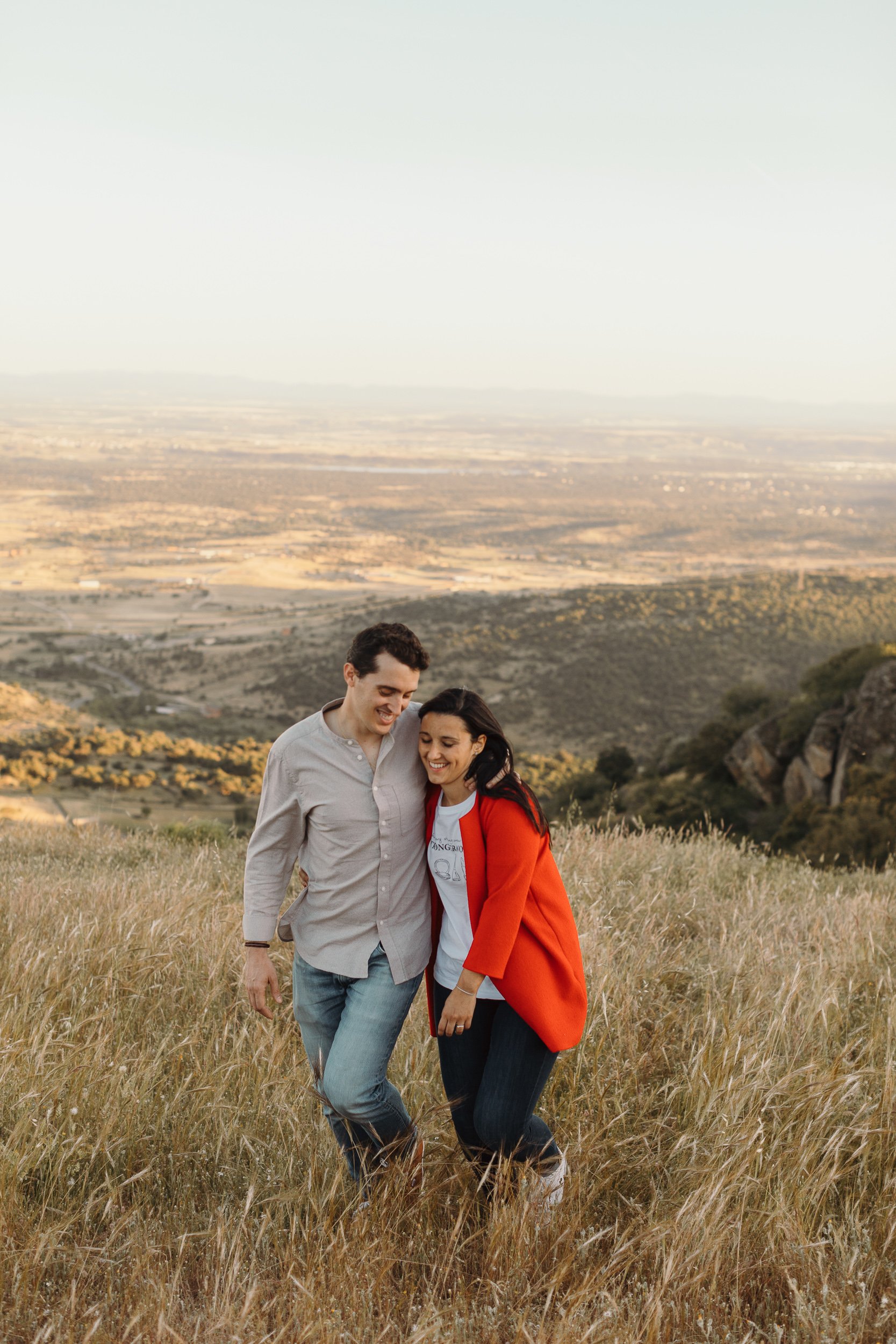 sesión de pareja en la montaña