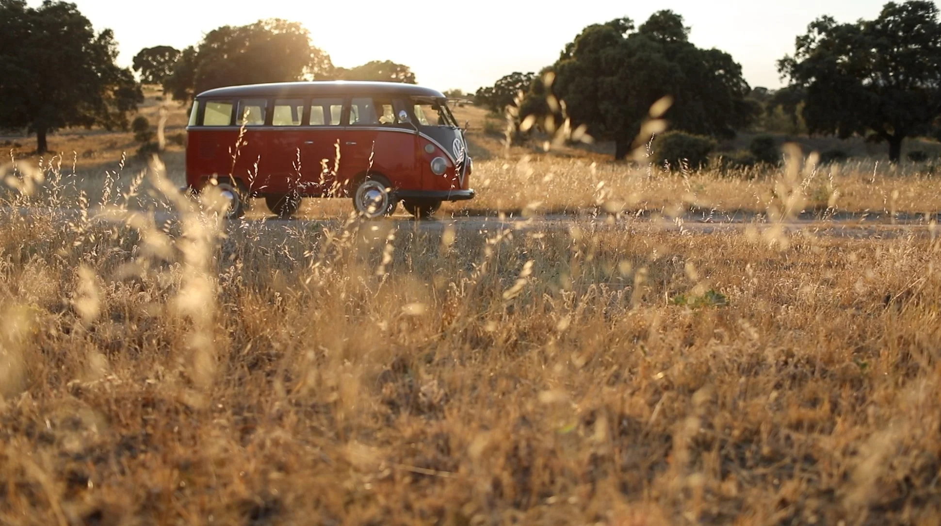 Preboda de cine con una furgoneta Volkswagen clásica en Talavera de la Reina