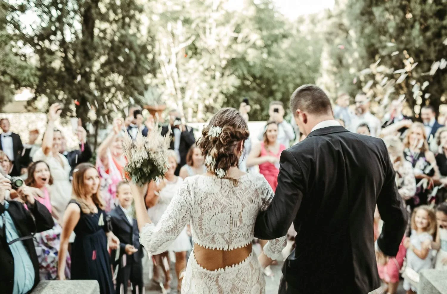 Boda en la Hacienda del Cardenal salida de los novios y arroz