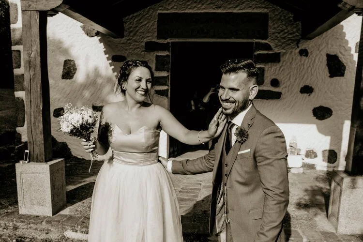 Novios saliendo felices de la boda en Ermita de Toledo. Fotógrafos de Boda..