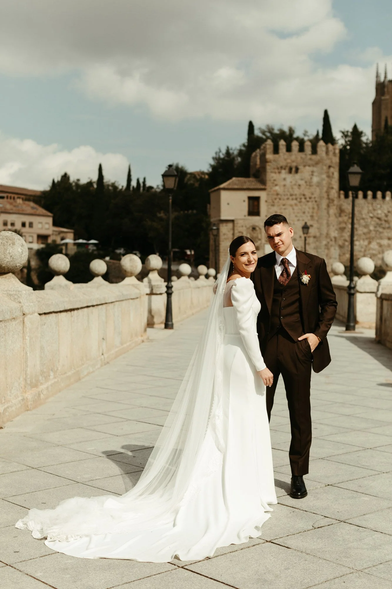 Pareja de novios en el casco histórico de Toledo durante su reportaje de boda