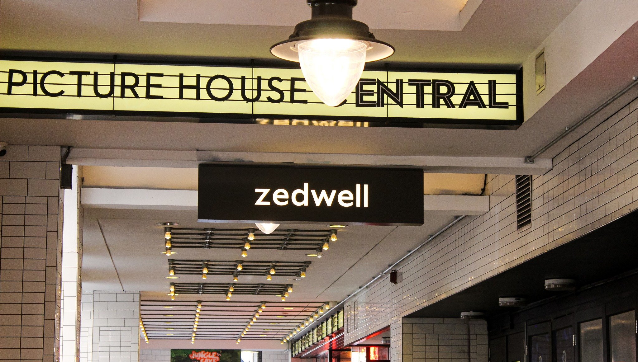 zedwell hotel piccadiily circus entrance.jpg
