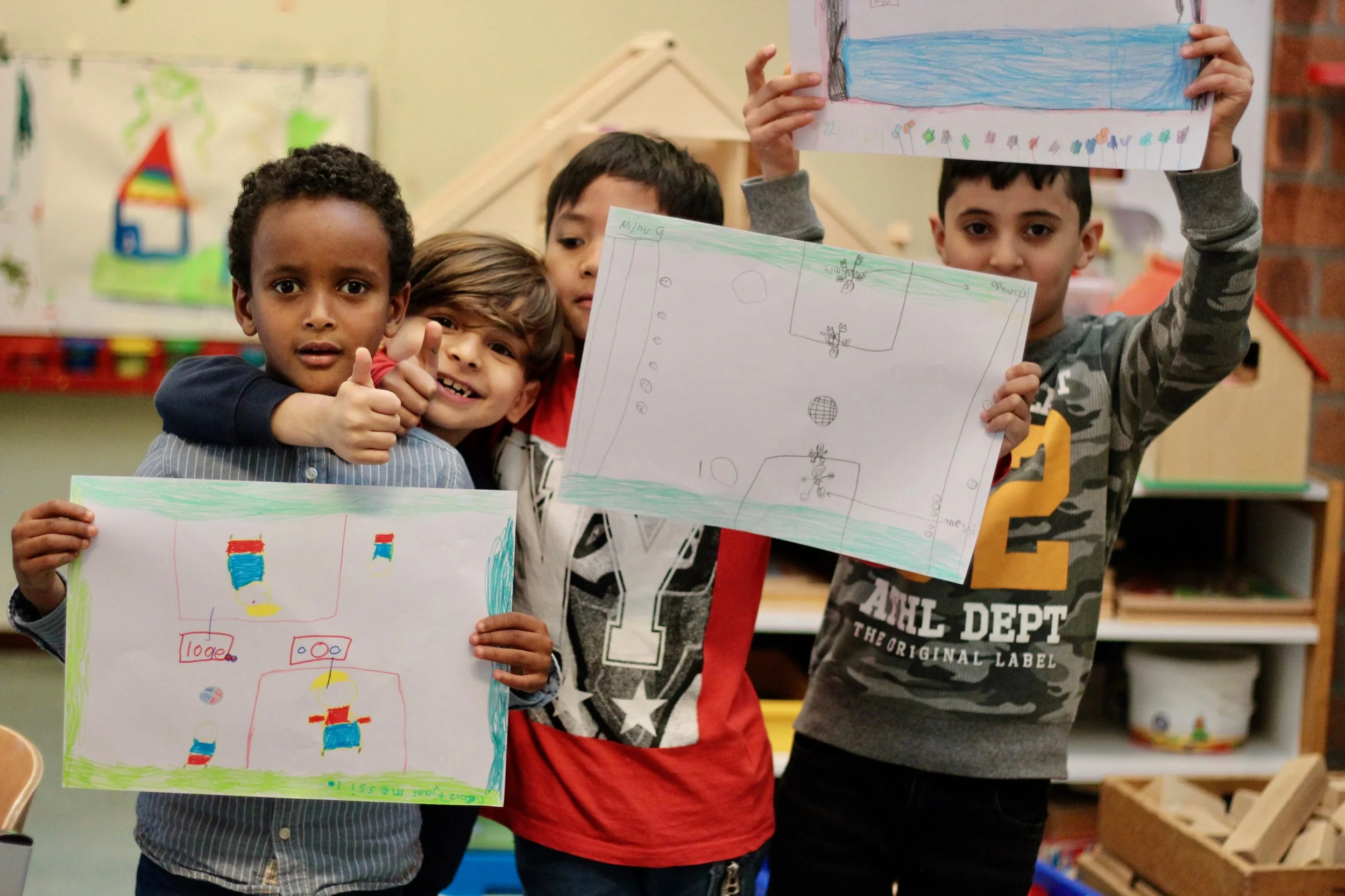 Studenten uit Utrecht brengen toekomstdromen van gevluchte kinderen tot leven op sokken