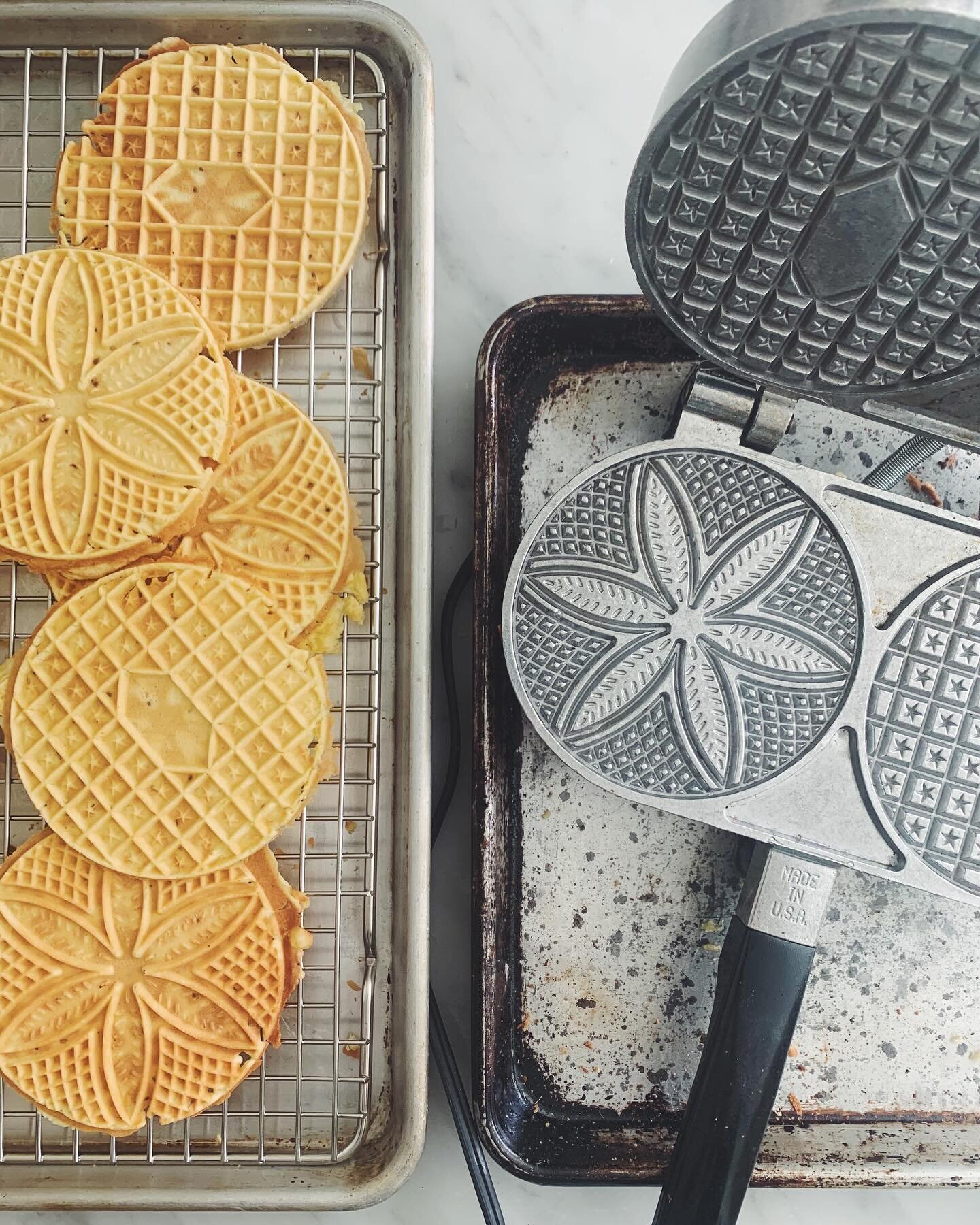 Pizzelle two ways ✌️
(electric iron and my mom&rsquo;s stovetop iron)
.
.
#pizzelle #ferratelle #neole #dolciabruzzesi #domenicacooks #italiansdoeatbetter