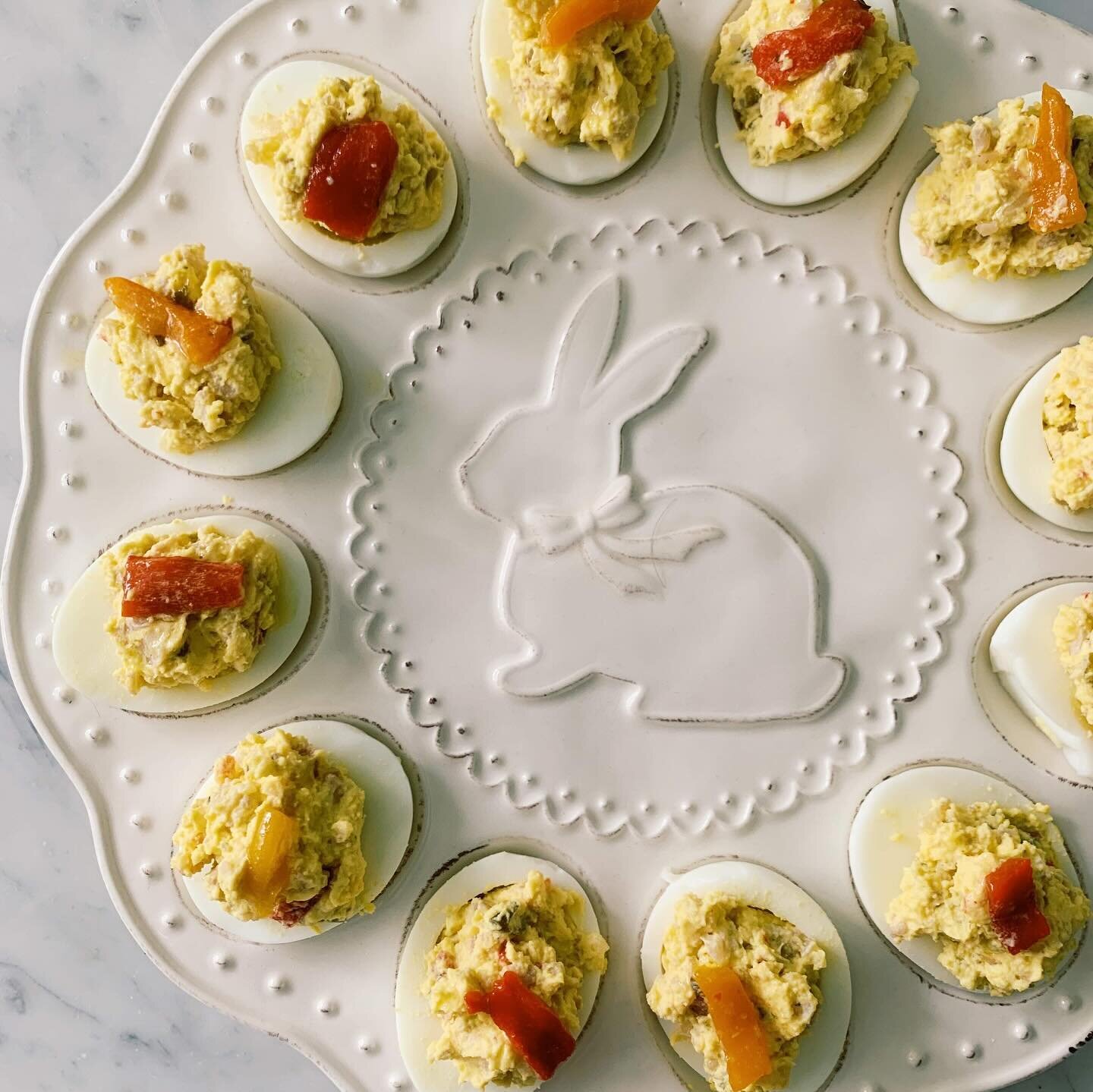 Giardiniera-stuffed eggs 🌶️🥕🥒; and eggs stuffed with anchovies, capers, and parsley. 🌿🐣
.
The recipe for giardiniera-stuffed eggs is in my book Everyday Italian and on my website, domenicacooks.com; the recipe for anchovy and cake-stuffed eggs u